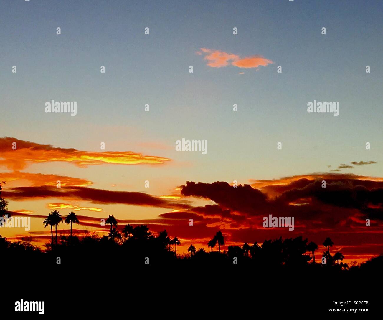 Coucher de soleil avec des nuages colorés en hiver en Arizona Banque D'Images