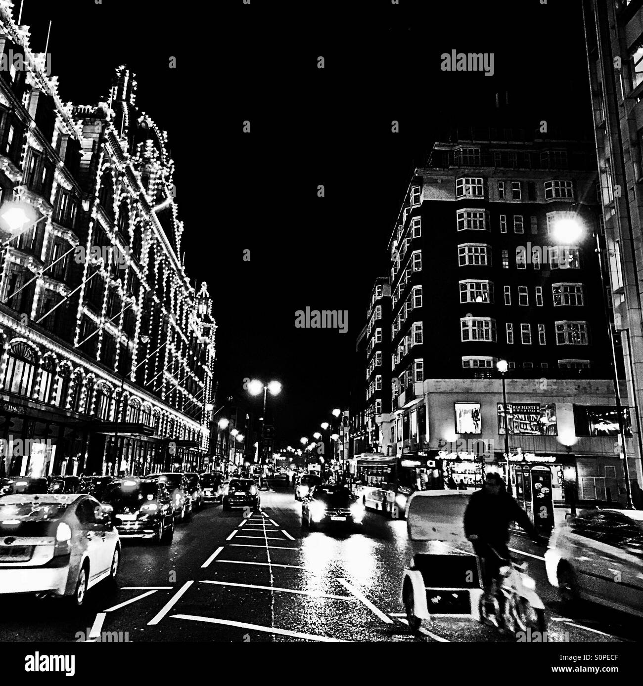 Harrods de nuit, Brompton Road, Knightsbridge, le quartier royal de Kensington et Chelsea, Londres, Angleterre, Royaume-Uni, Europe Banque D'Images