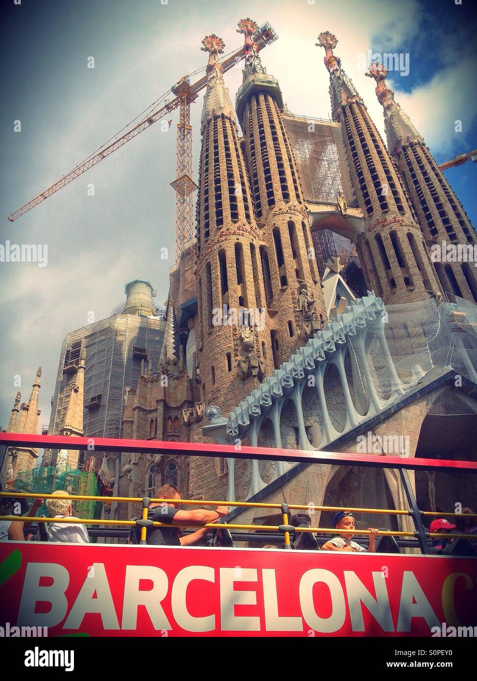 Personnes dans un bus touristique à proximité de la Sagrada Familia à Barcelone, Espagne - Image de stock capturée avec un smartphone