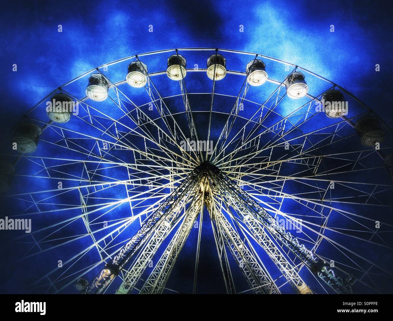 Grande roue éclairée la nuit à Chorley, dans le Lancashire Banque D'Images