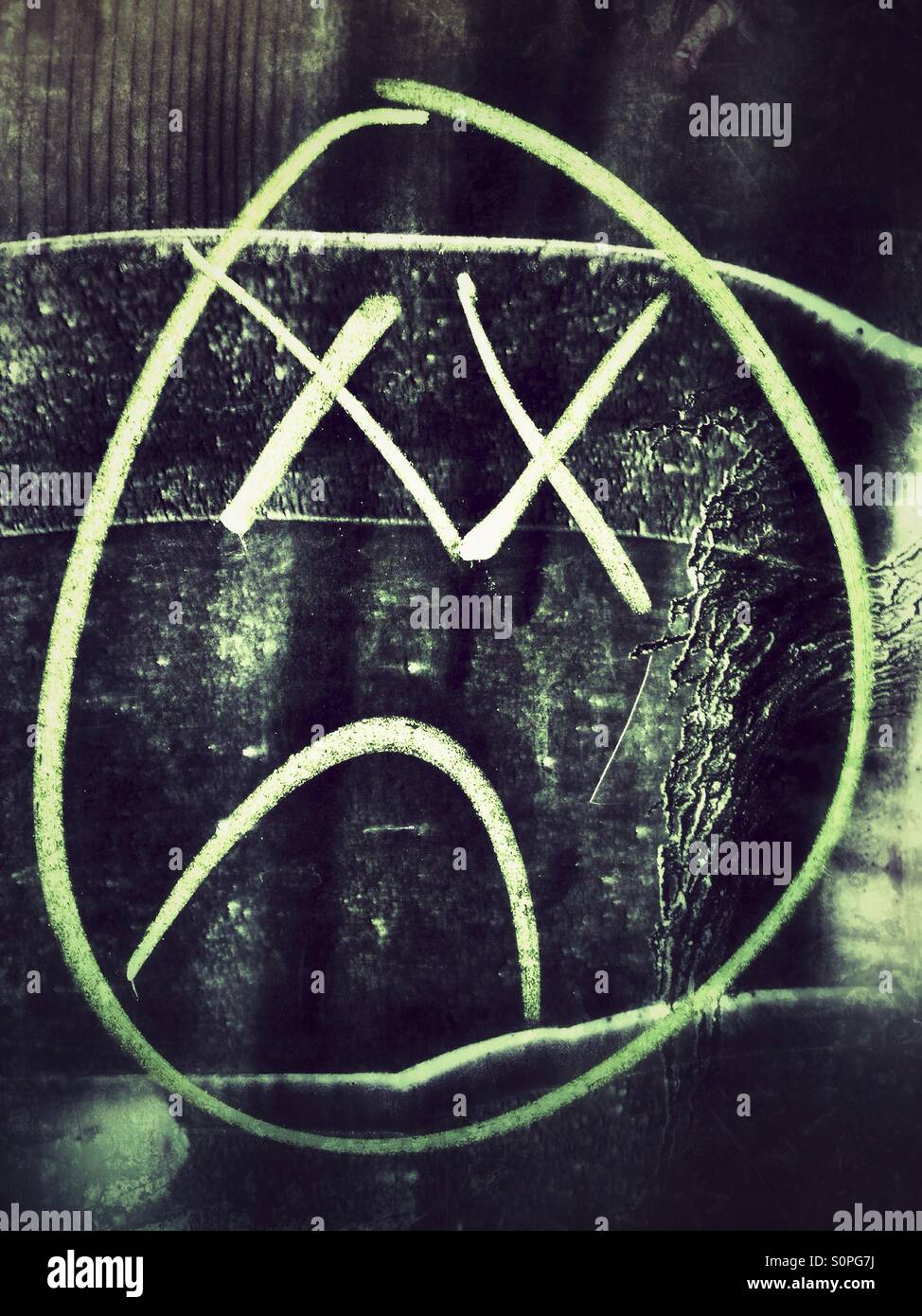 Smiley grincheux dessin à la craie sur un tableau noir à l'école - Image de stock capturée avec un smartphone