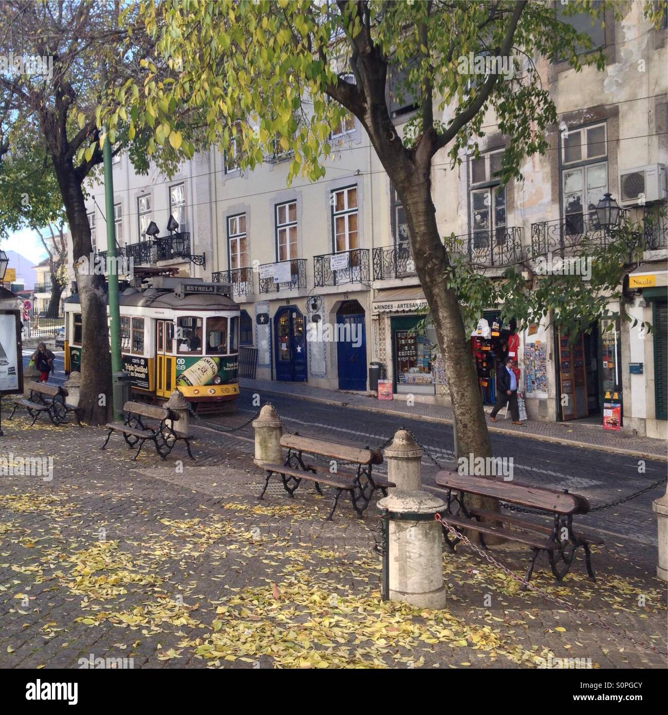 Portugal Lisbonne tramway typique dans les rues du centre-ville Banque D'Images