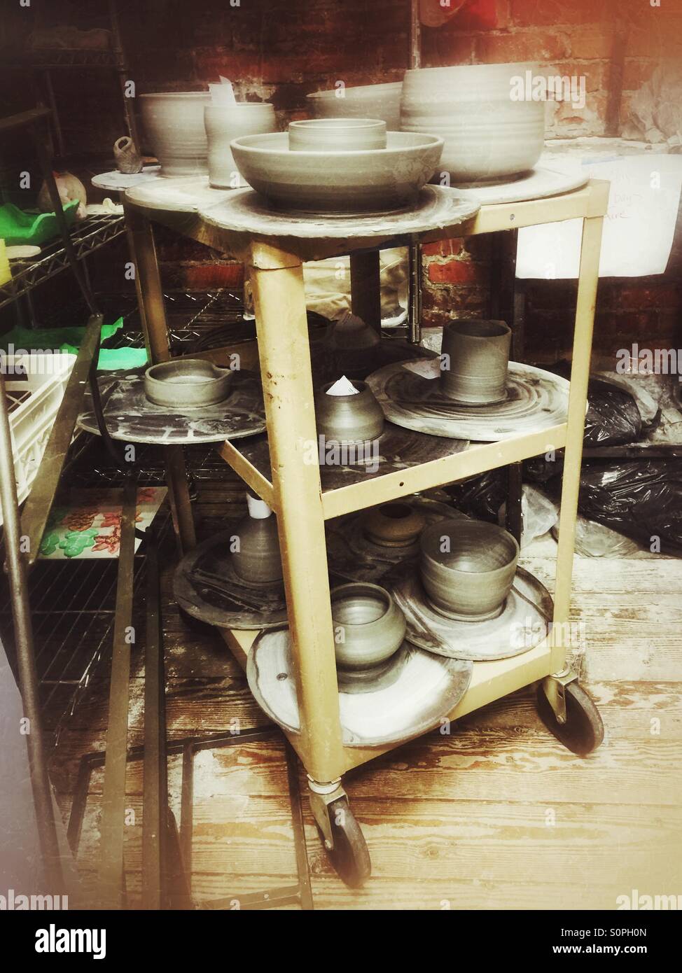 Poterie Greenware sur le chariot dans un atelier de poterie Banque D'Images