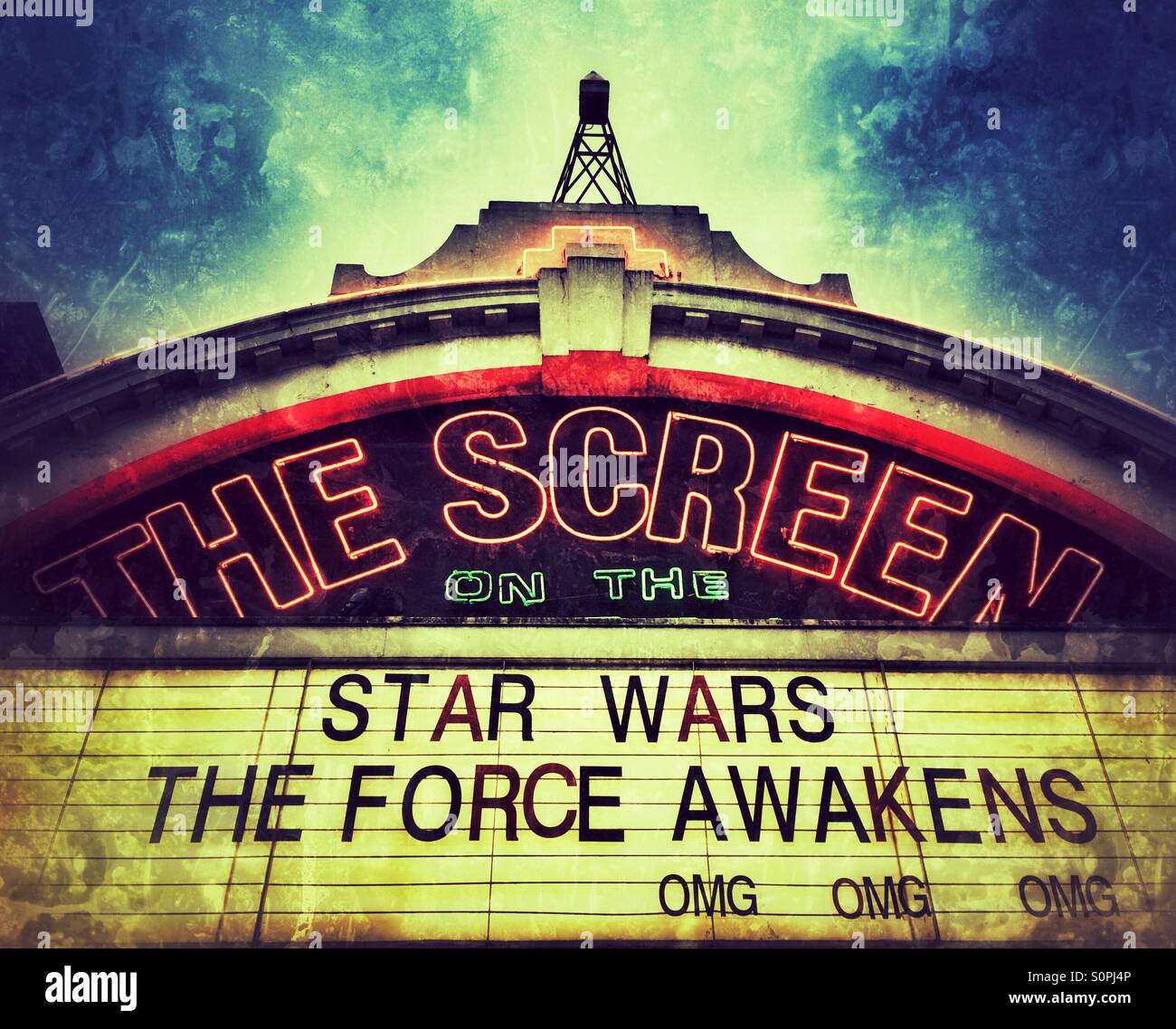Un cinéma publicité signe la nouvelle Star Wars film 'La Force s'éveille" - Image de stock capturée avec un smartphone