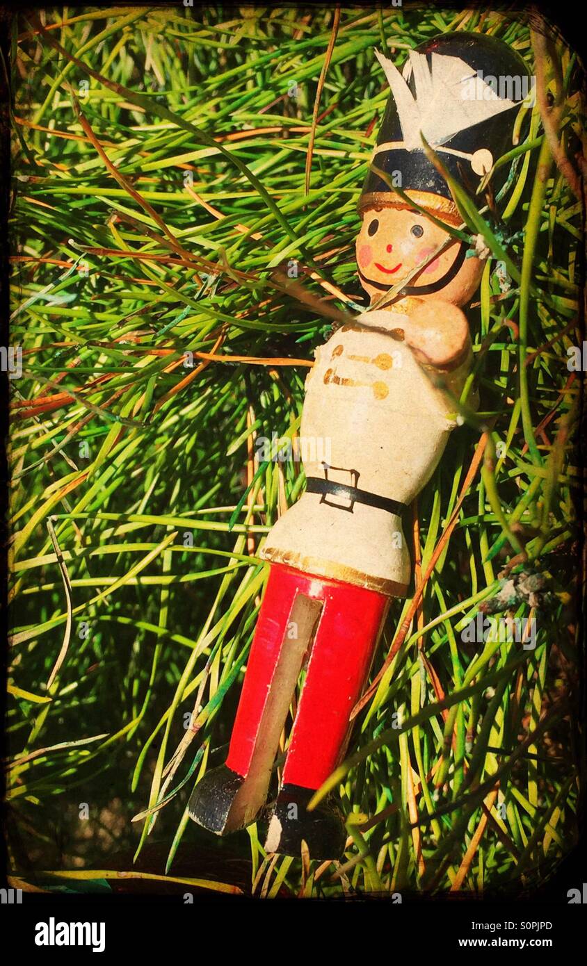 Vintage toy soldier sur l'arbre de Noël. Banque D'Images