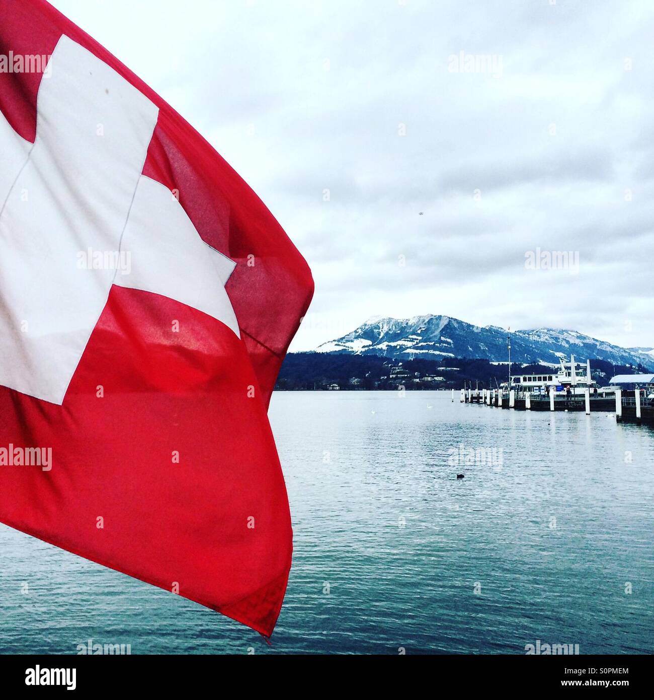 Le drapeau suisse déploie avec Mt Rigi en arrière-plan Banque D'Images