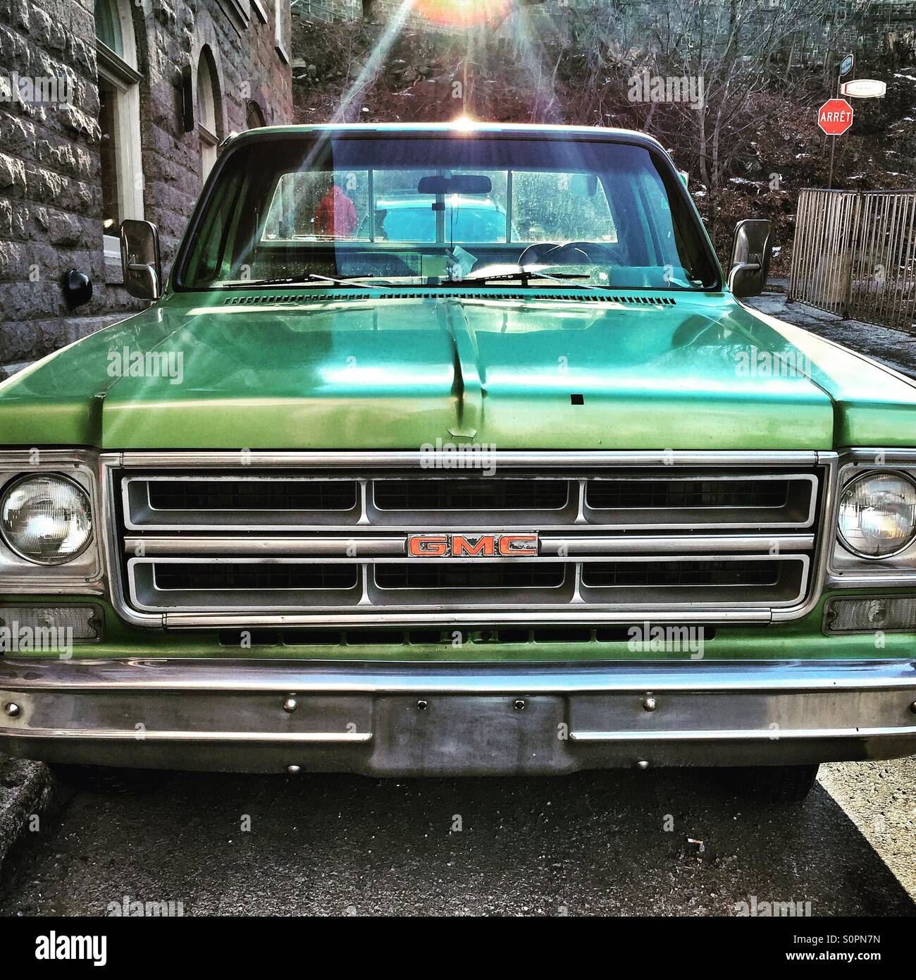 Vintage vert dans des camions GMC ruelle à Québec Banque D'Images