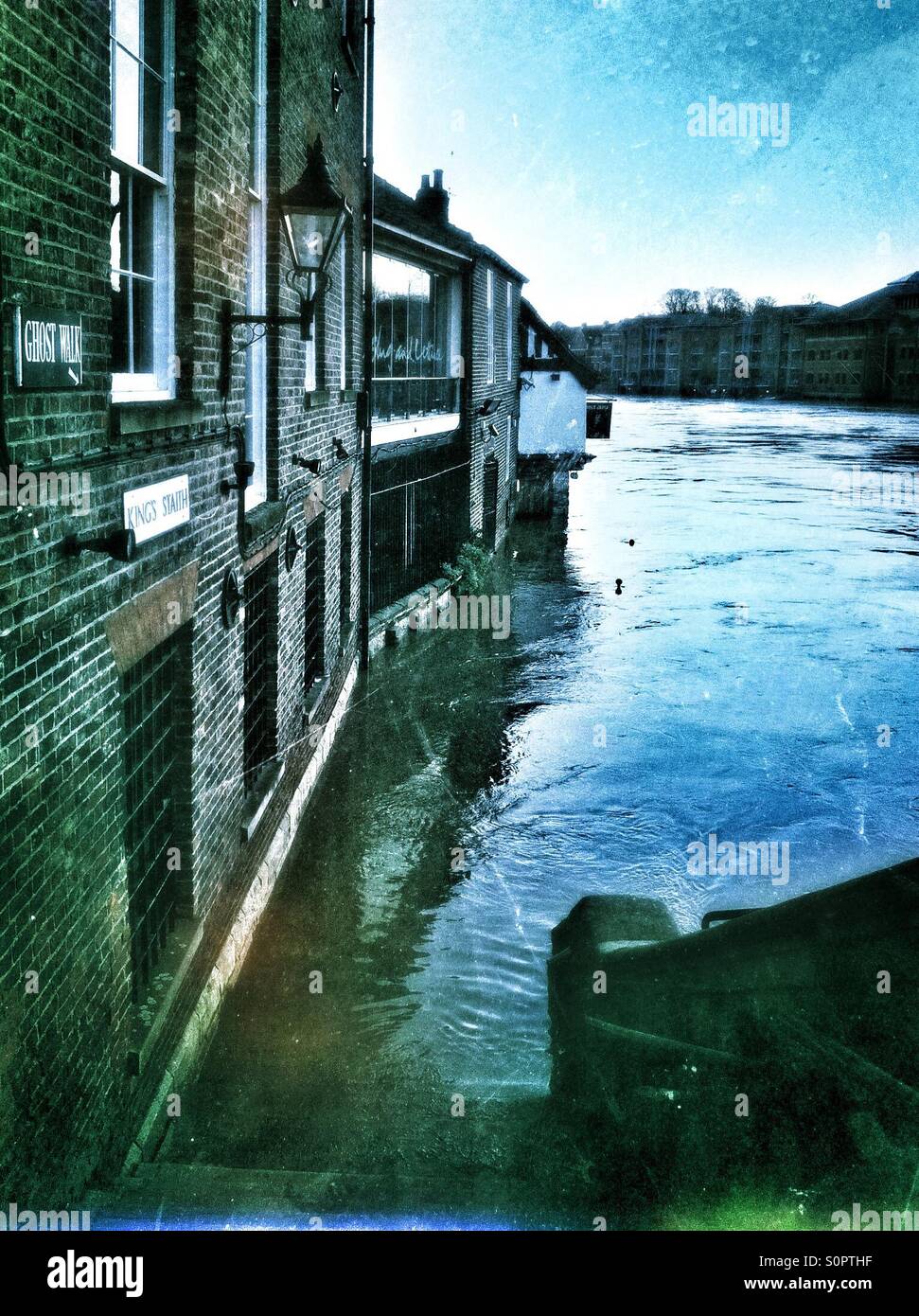 Propriétés inondées au bord de la rivière Ouse en hiver York North Yorkshire Angleterre Royaume-Uni GB Grande-Bretagne - Image de stock capturée avec un smartphone