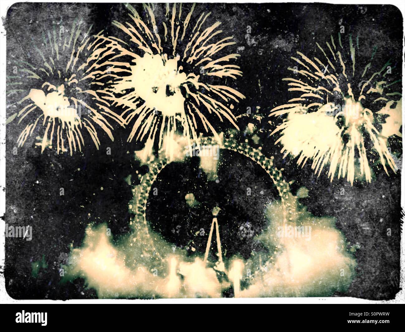 2016 New Year's Eve fireworks depuis le London Eye le long de la Tamise, le centre de Londres, Angleterre, Royaume-Uni, Europe Banque D'Images