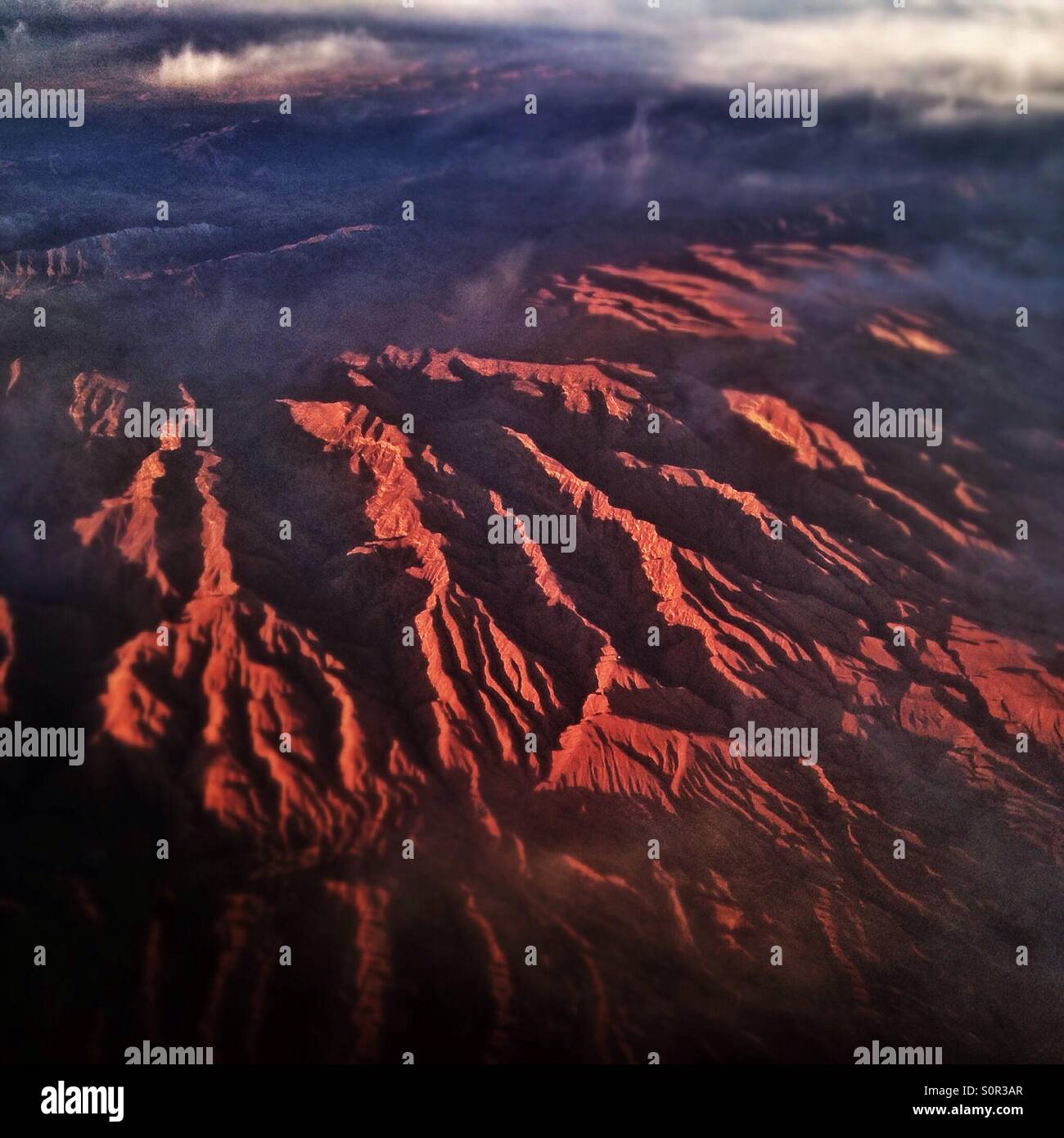 Sur la montagne à partir de la hauteur de vol d'oiseau au coucher du soleil, les montagnes rouges, les montagnes martiennes Banque D'Images