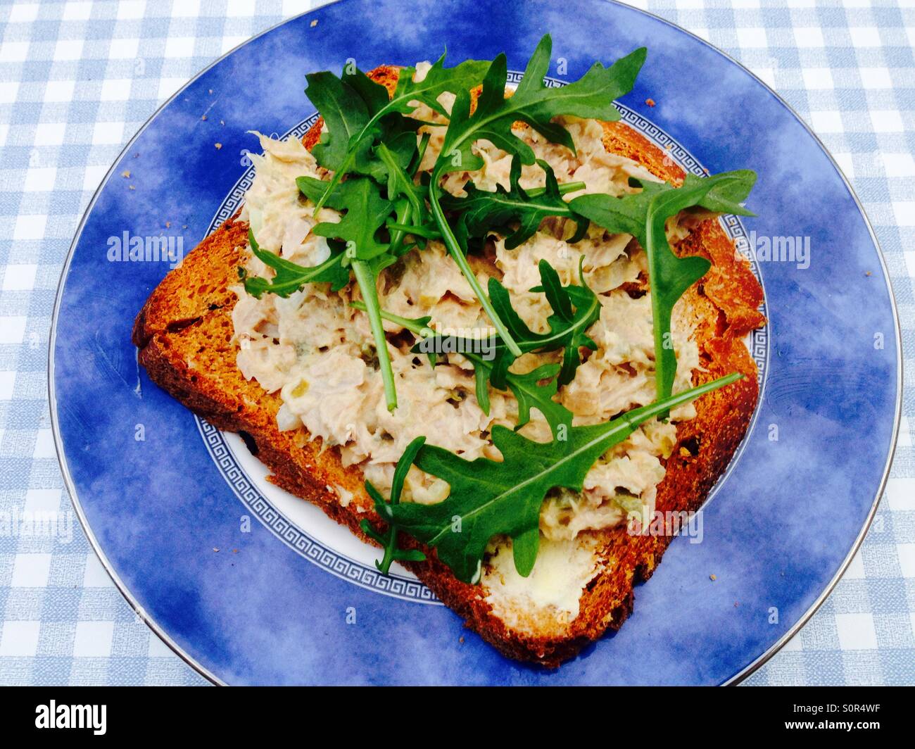 Sandwich au thon avec wild rocket sur du pain aux tomates séchées Banque D'Images