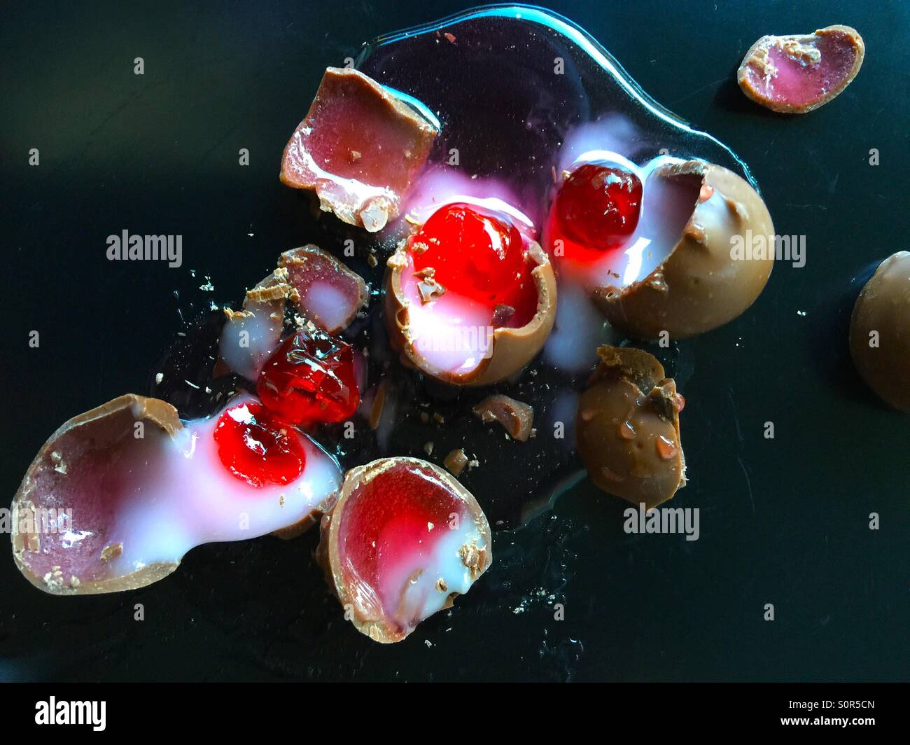 Cerises enrobées de chocolat sur la surface sombre - Image de stock capturée avec un smartphone