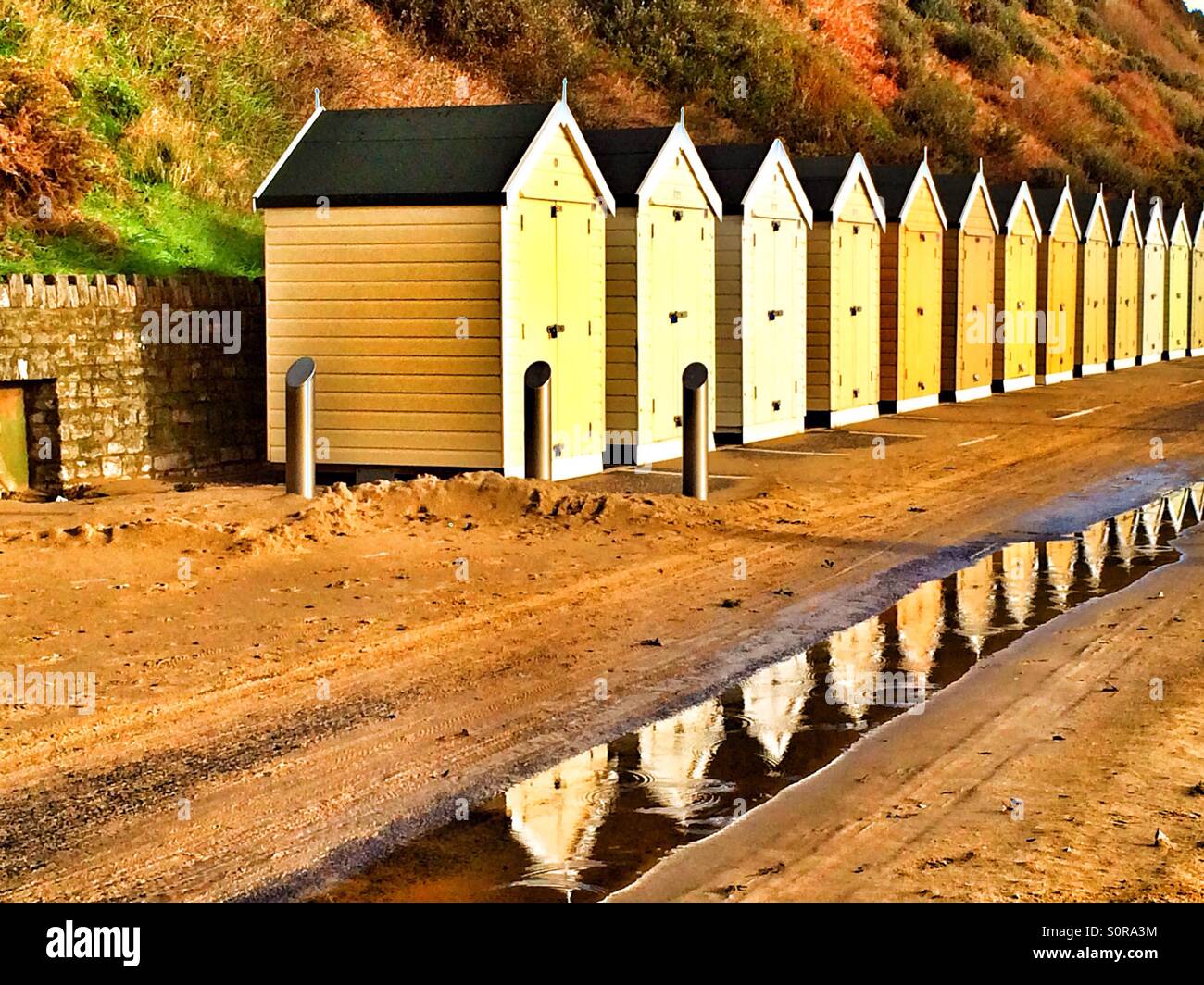 Cabines de plage avec des réflexions en flaque à Bournemouth Banque D'Images