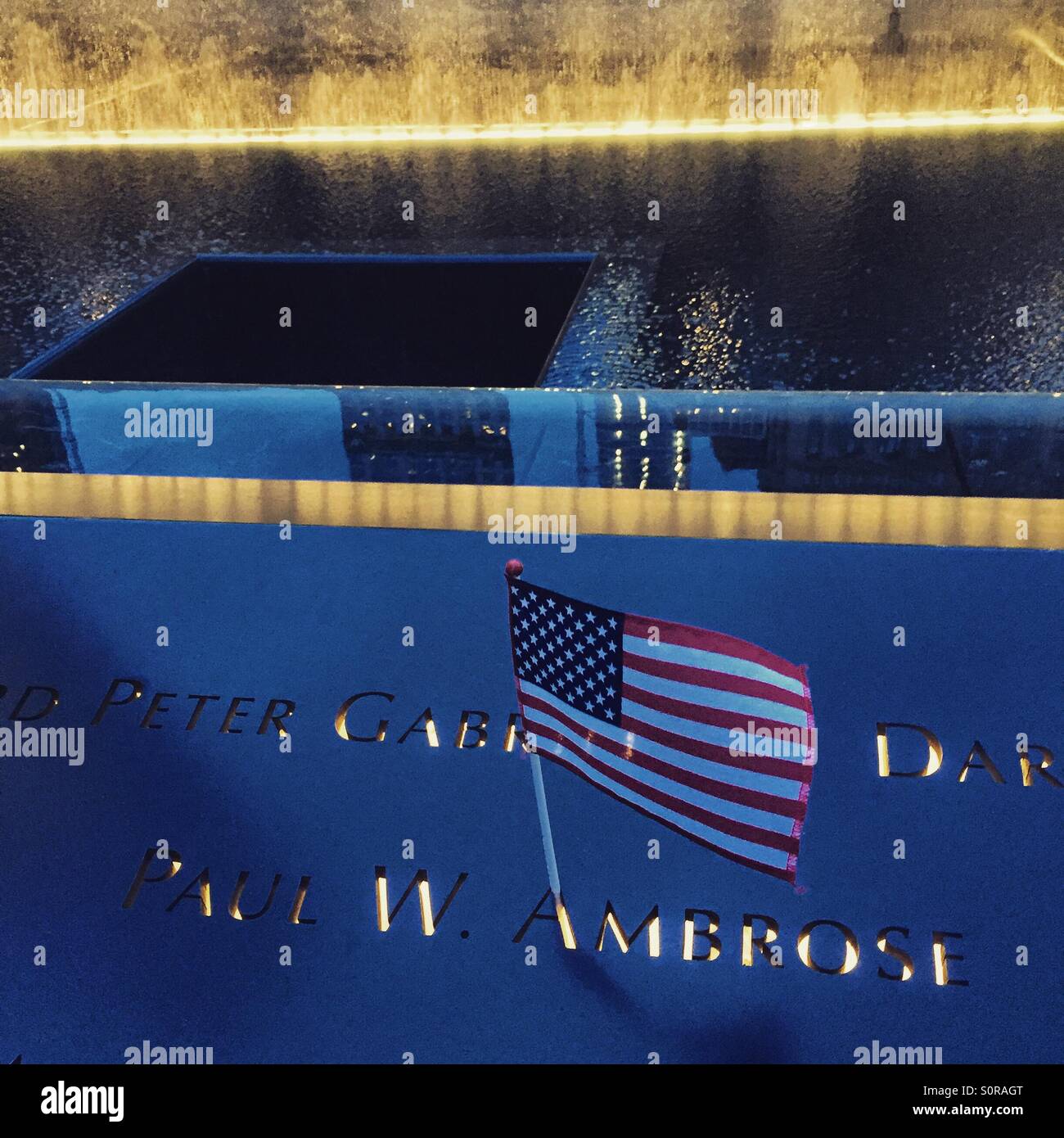 9/11 memorial tour sud New York avec le drapeau américain. - Image de stock capturée avec un smartphone