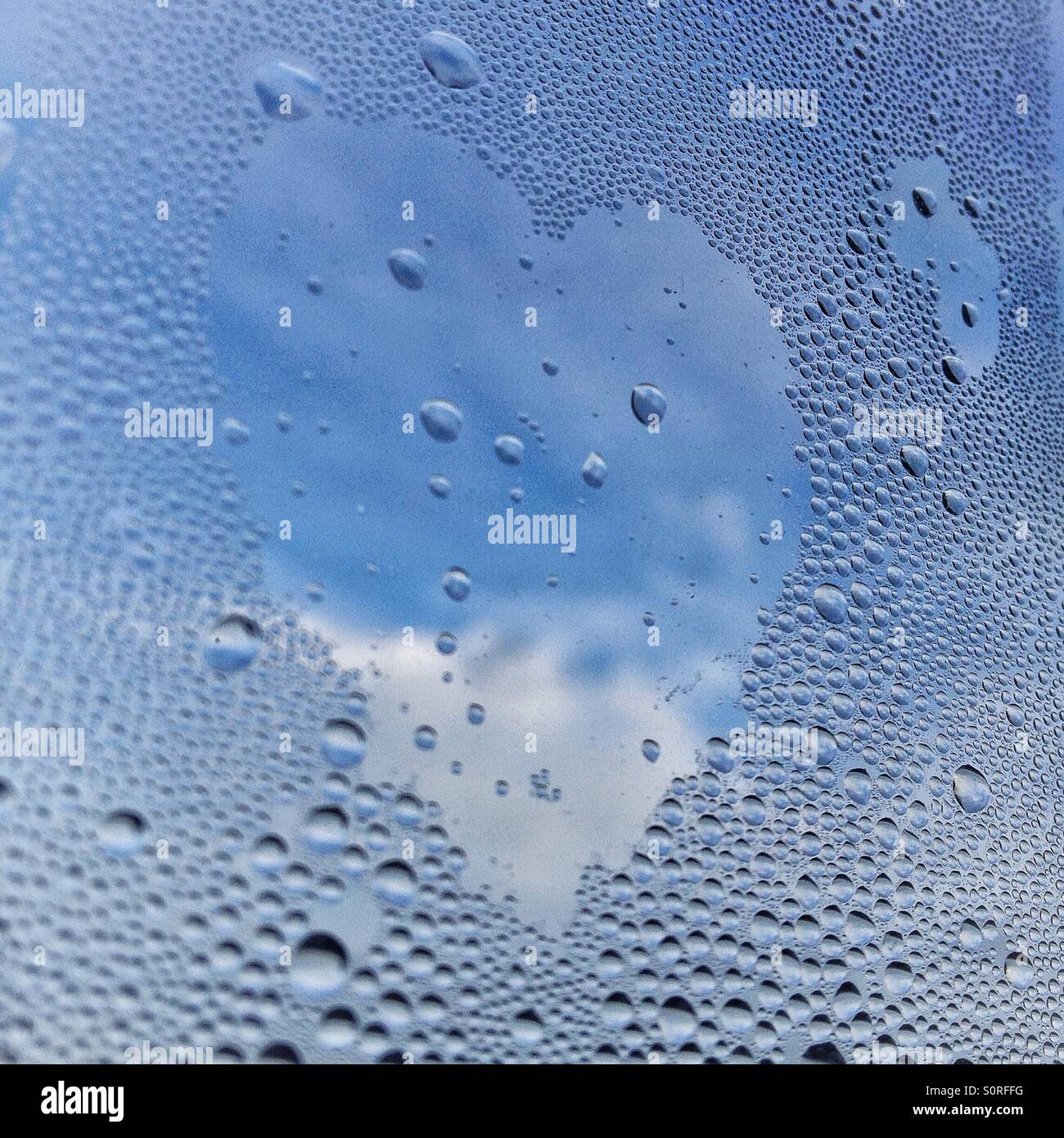 Forme de coeur fait de la condensation sur la fenêtre Banque D'Images