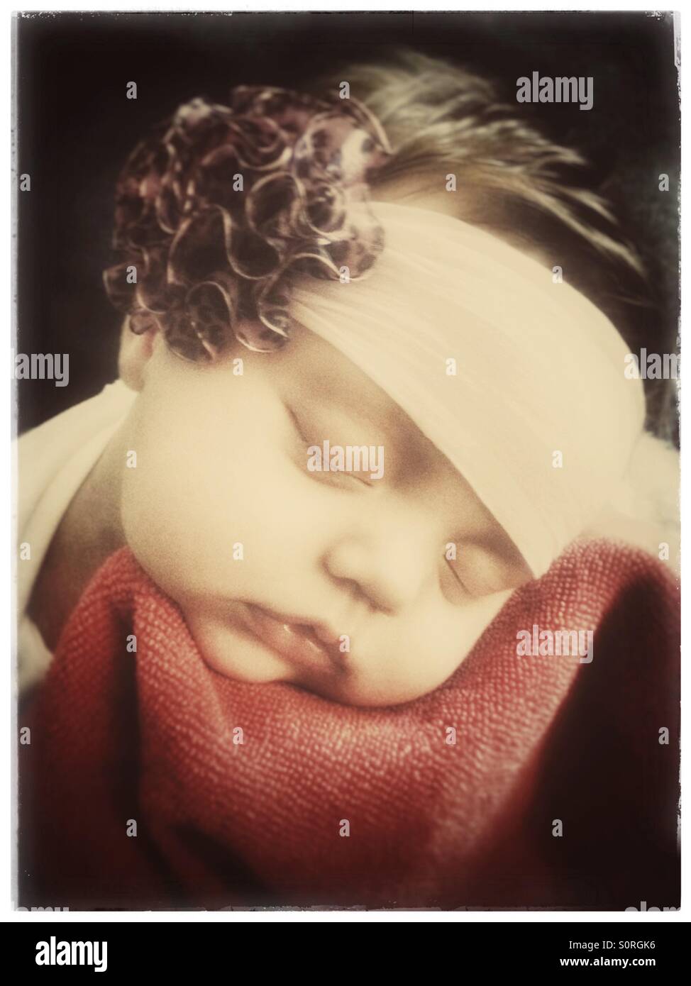 Dormir Bebe Portant Un Serre Tete Avec Une Fleur Photo Stock Alamy Dormir Bebe Portant Un Serre Tete Avec Une Fleur Photo Stock Alamy