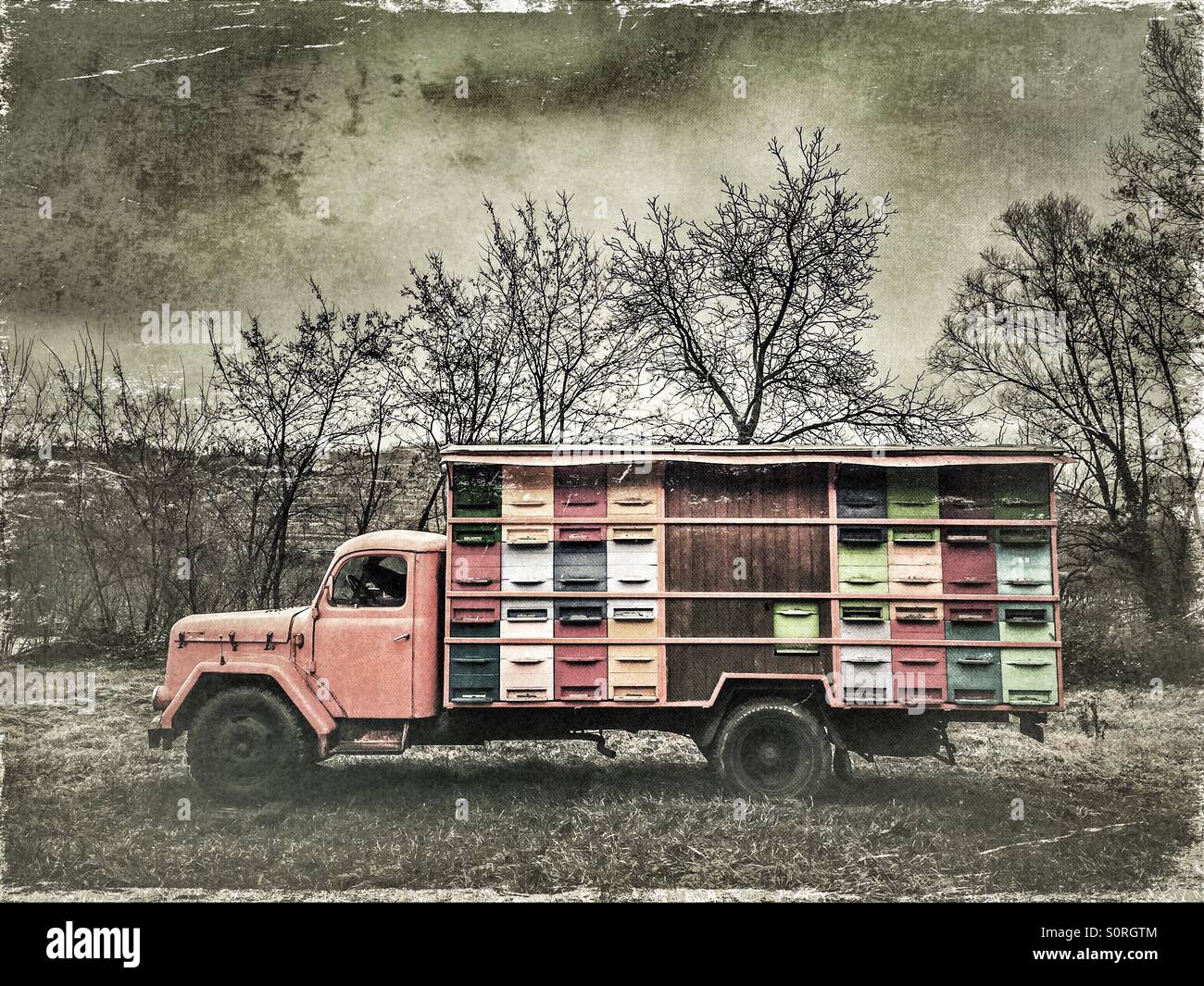 Vieux camion avec des panneaux de ruche - Image de stock capturée avec un smartphone