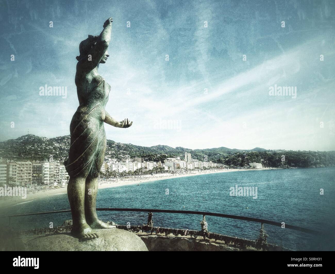 Sculpture et plage de Lloret de Mar, Girona - Espagne - Image de stock capturée avec un smartphone