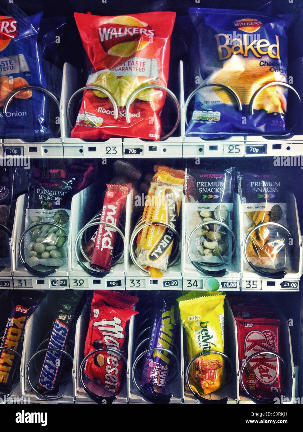 Un distributeur automatique plein de chips et de chocolat Photo Stock -  Alamy