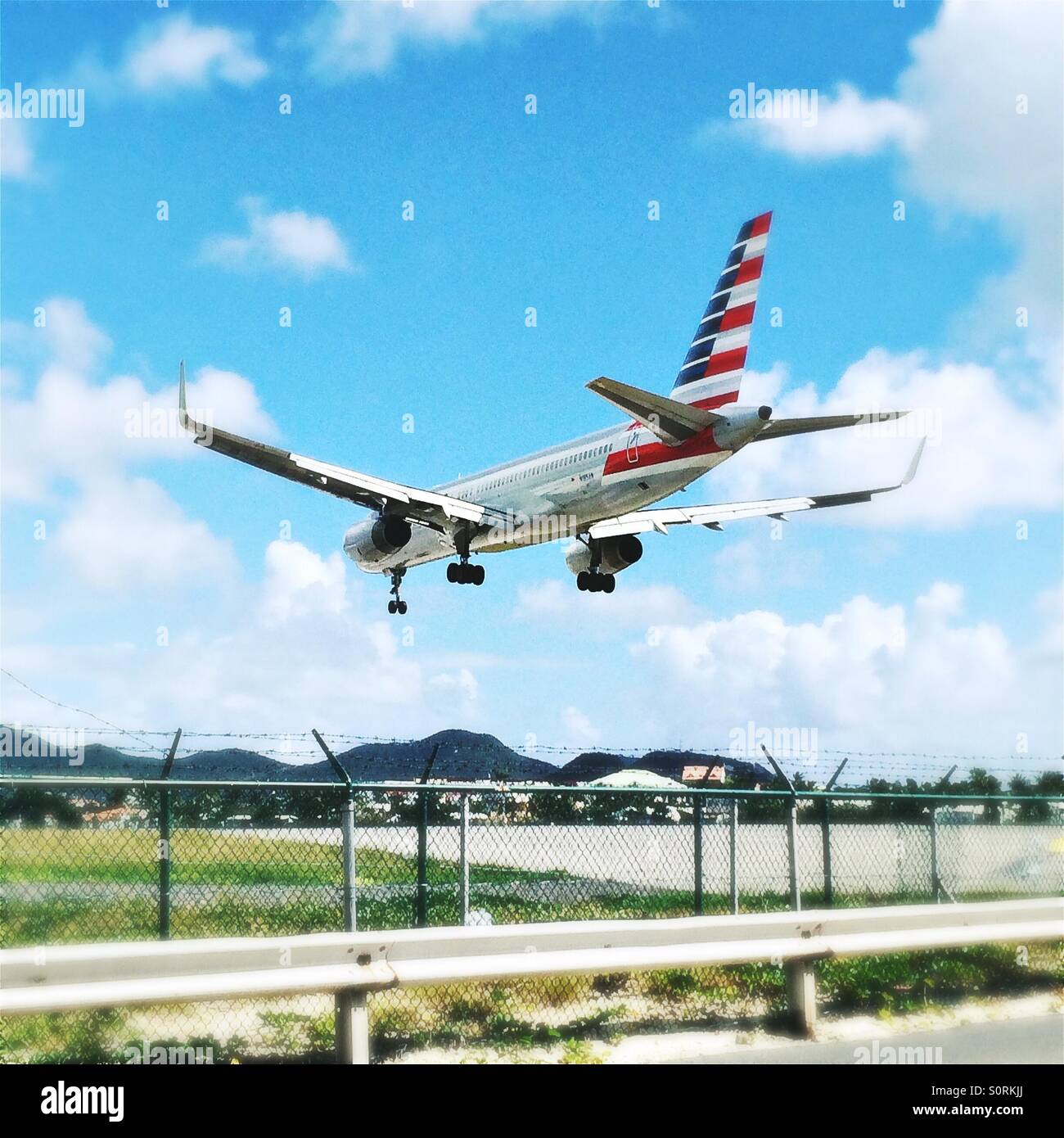 Landing airplane over the maho beach Banque de photographies et d ...