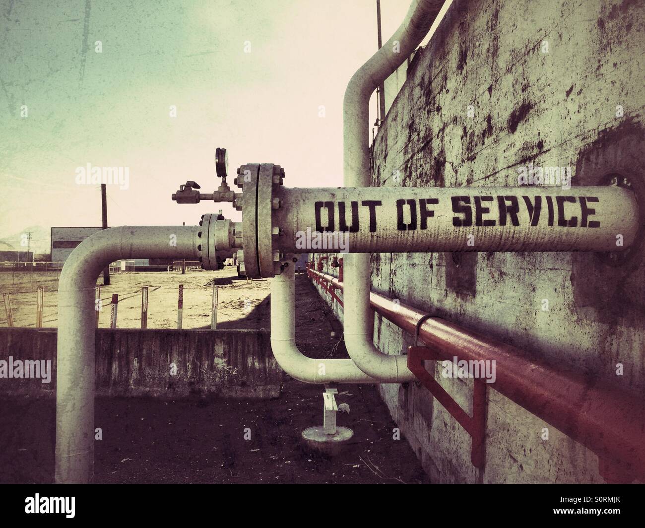 Hors service inscription écrite sur le tuyau à l'usine de raffinerie de pétrole dans la région de Tacoma, Washington state Banque D'Images