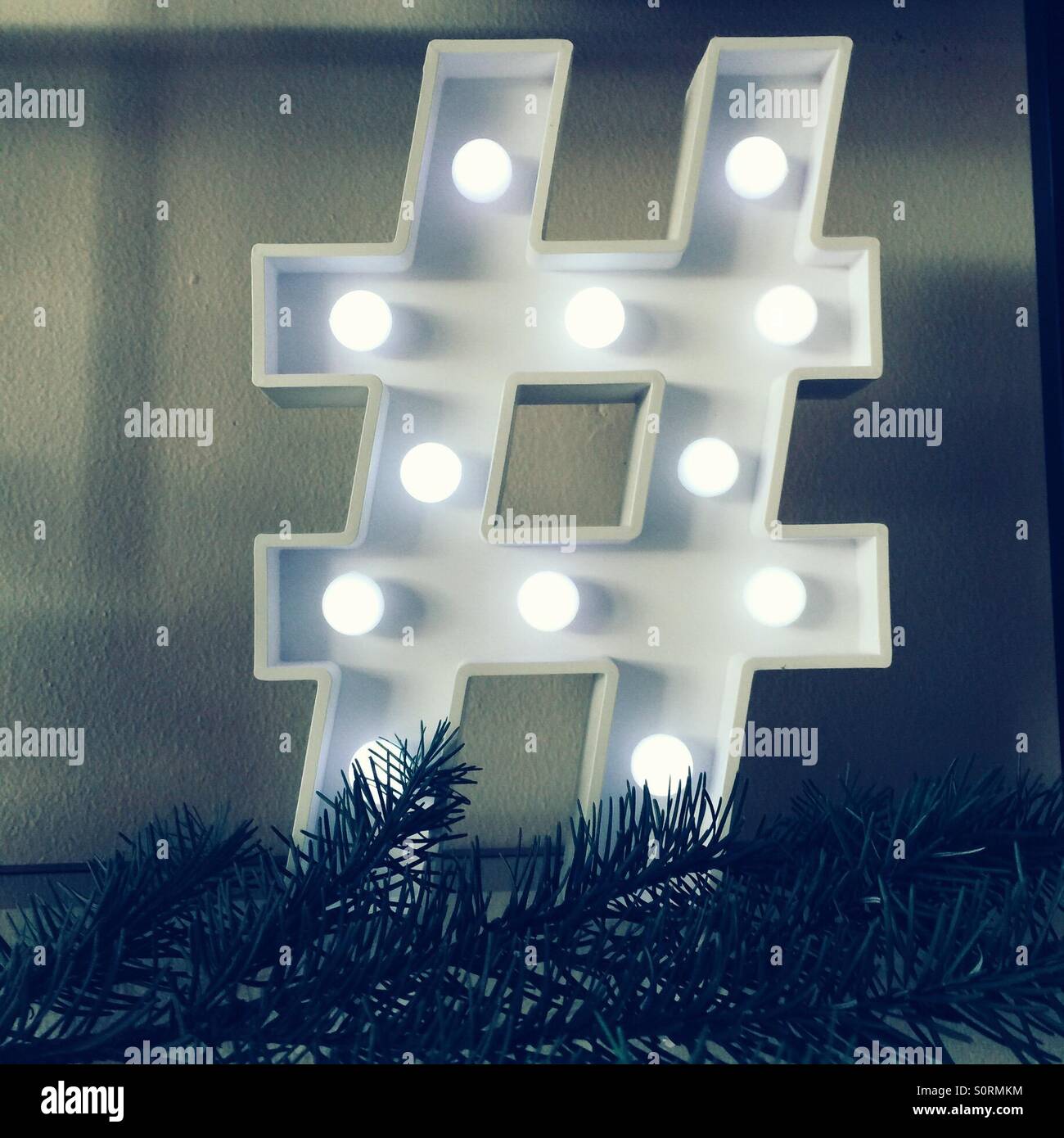 Hashtag #  tablette décorative signer avec des lumières Banque D'Images