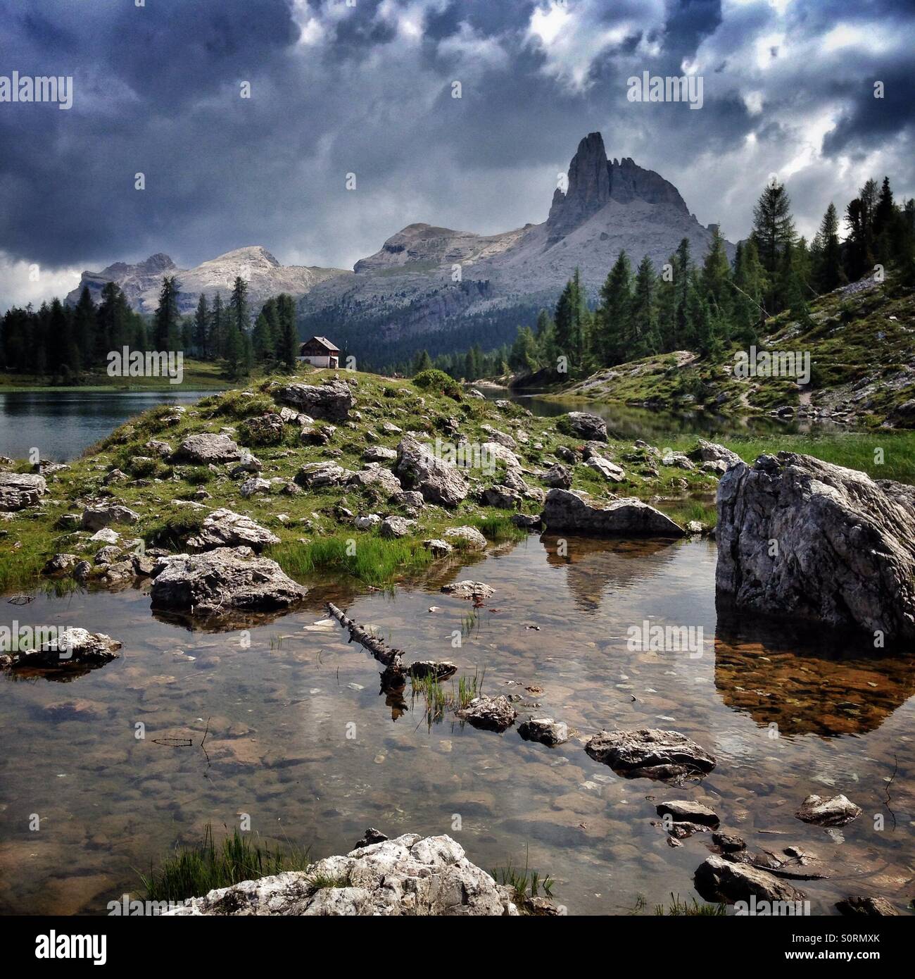 Lac et montagnes Dolomites italiennes Banque D'Images