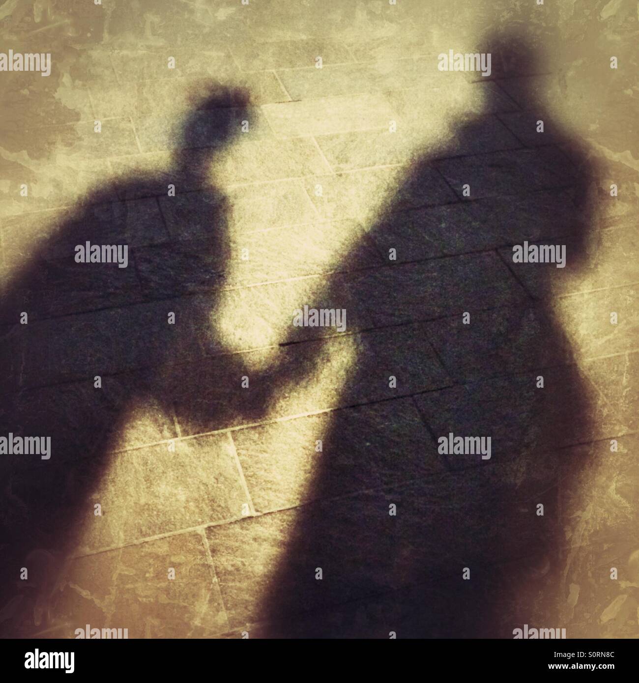 Un père et son holding hands - Image de stock capturée avec un smartphone