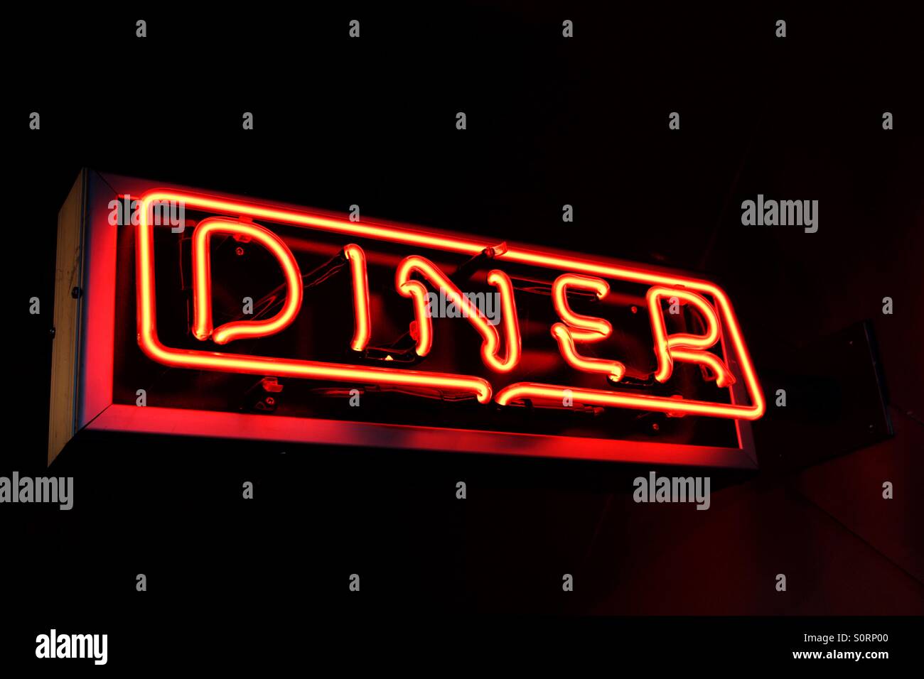 Un éclairage fluorescent, allumé Diner signe. - Image de stock capturée avec un smartphone