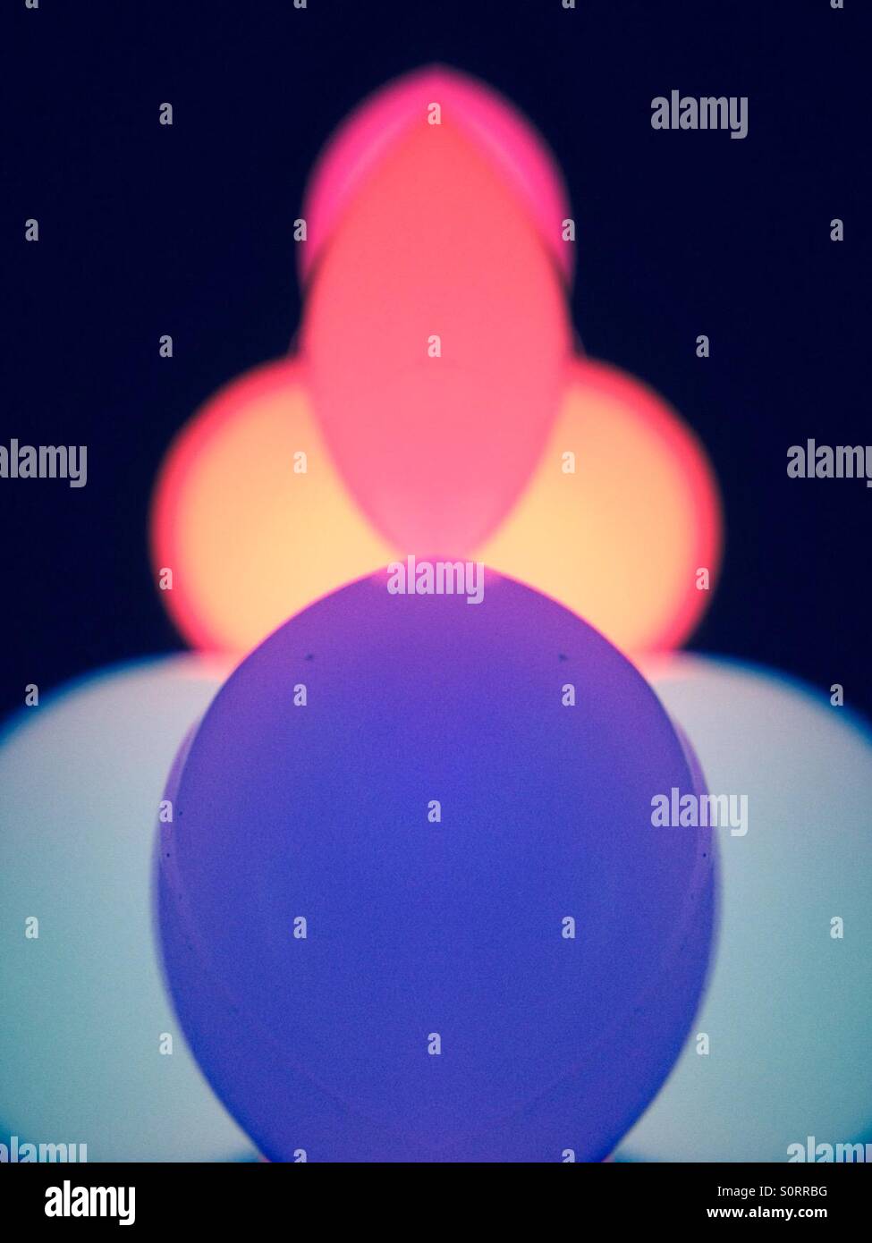 Image symétrique des lumières d'arbre de Noël - Image de stock capturée avec un smartphone