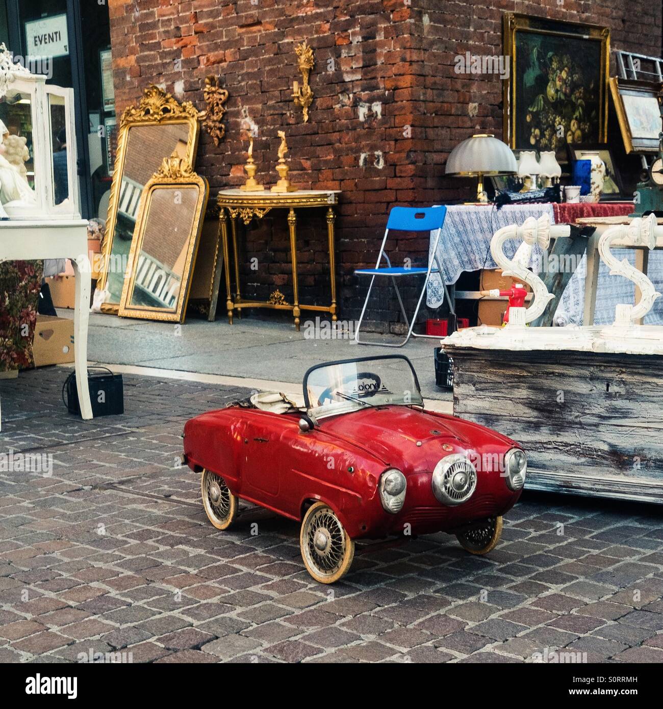 Les jouets du marché aux puces - Image de stock capturée avec un smartphone