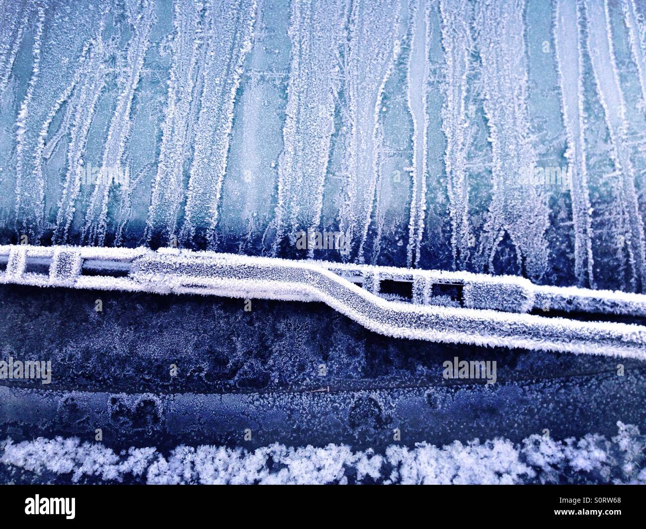 Voiture pare-brise gelé en hiver et le détail de l'essuie-glace de pare-brise Banque D'Images Voiture pare-brise gelé en hiver et le détail de l'essuie-glace de pare-brise Banque D'Images