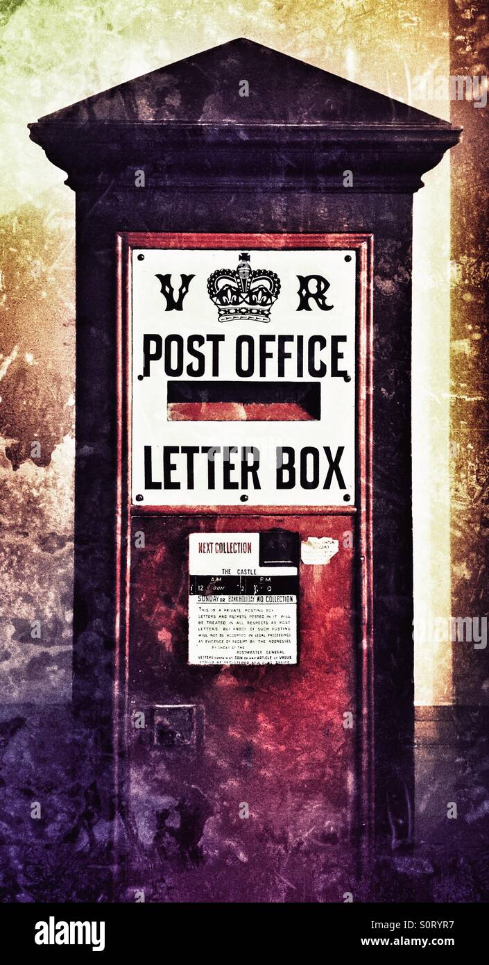 Vintage Victorian lettre fort aux initiales VR terminé dans un dark, gothique, noir style. C'est d'être trouvés dans le château, Winchester, Hampshire, Royaume-Uni Banque D'Images