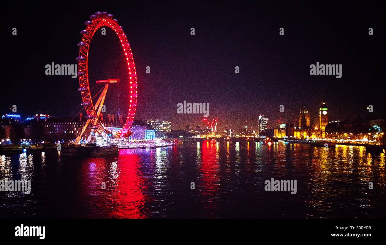 London Eye et la Tamise illuminée et réflexions sur la nuit sur le remblai à Westminster dans le West End de Londres, au Royaume-Uni, une vue panoramique sur certaines des attractions touristiques emblématiques Banque D'Images
