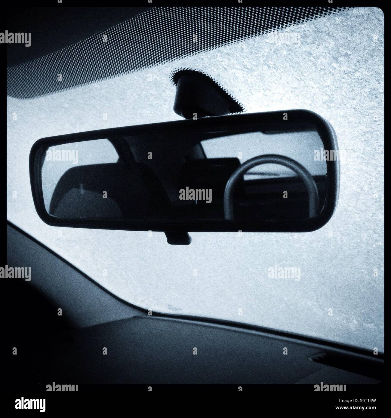 Grâce à une vue givré pare-brise de voiture. - Image de stock capturée avec un smartphone