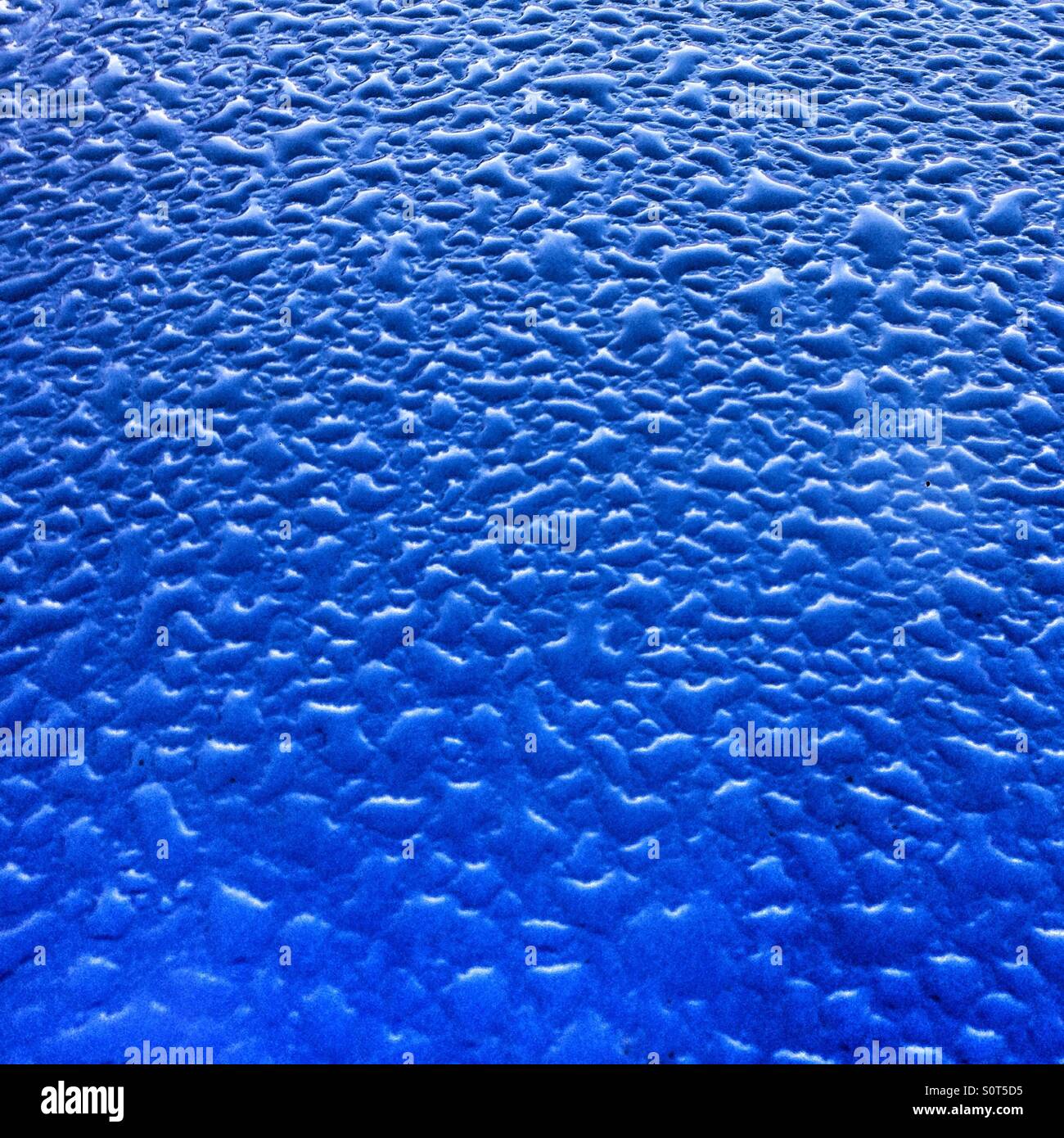 Schéma des gouttelettes d'eau sur un fond bleu. - Image de stock capturée avec un smartphone