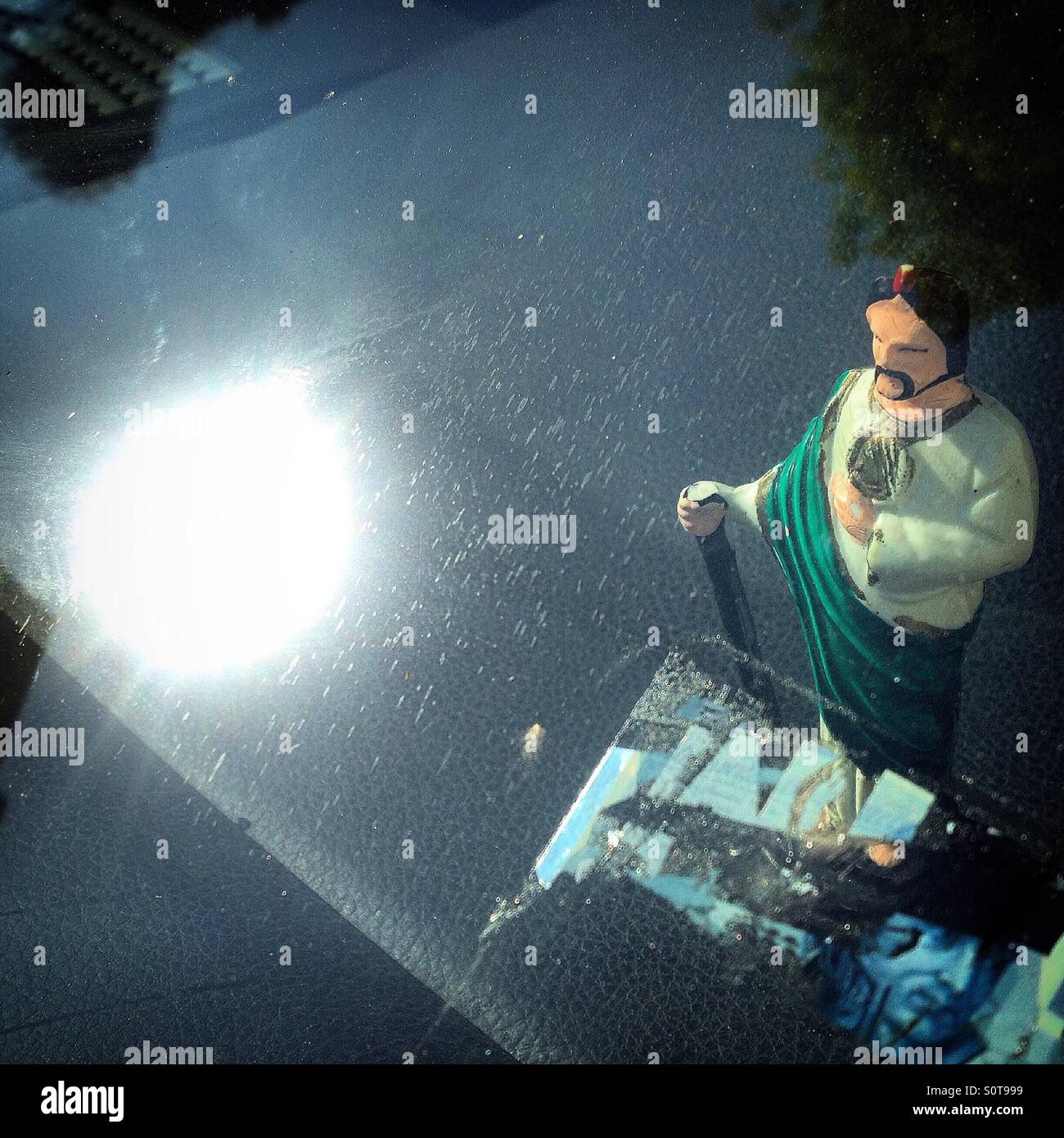 Le soleil reflète dans la fenêtre d'une voiture décorée d'une sculpture de Saint Jude Thaddée à Colonia Roma, Mexico, Mexique Banque D'Images Le soleil reflète dans la fenêtre d'une voiture décorée d'une sculpture de Saint Jude Thaddée à Colonia Roma, Mexico, Mexique Banque D'Images