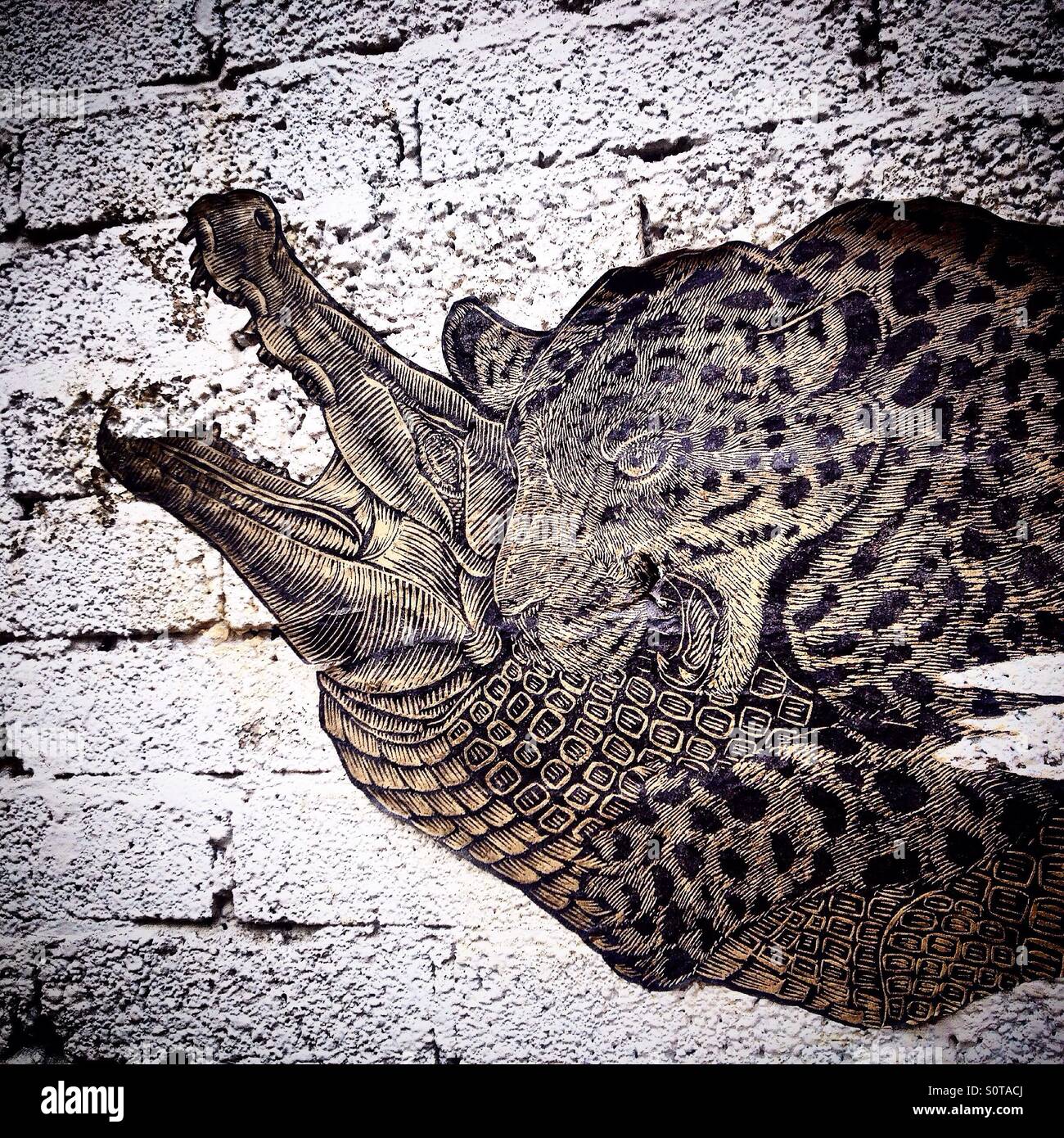 Un autocollant d'une jaguar atacking un crocodile décore un mur blanc dans une rue de Colonia Roma, Mexico, Mexique Banque D'Images
