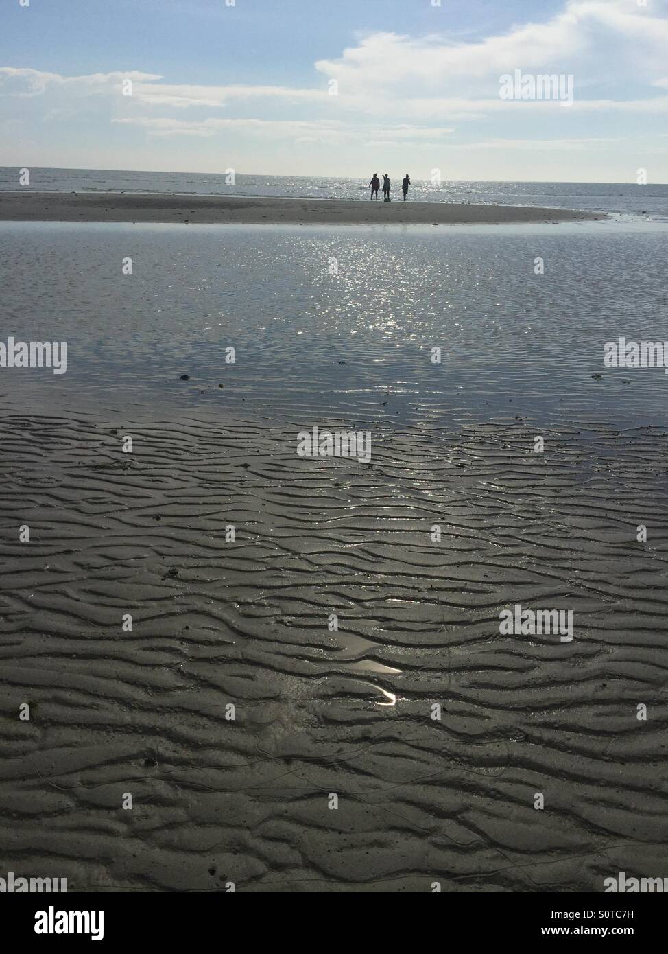 Marcher dans la mer tandis que la marée est out. Banque D'Images