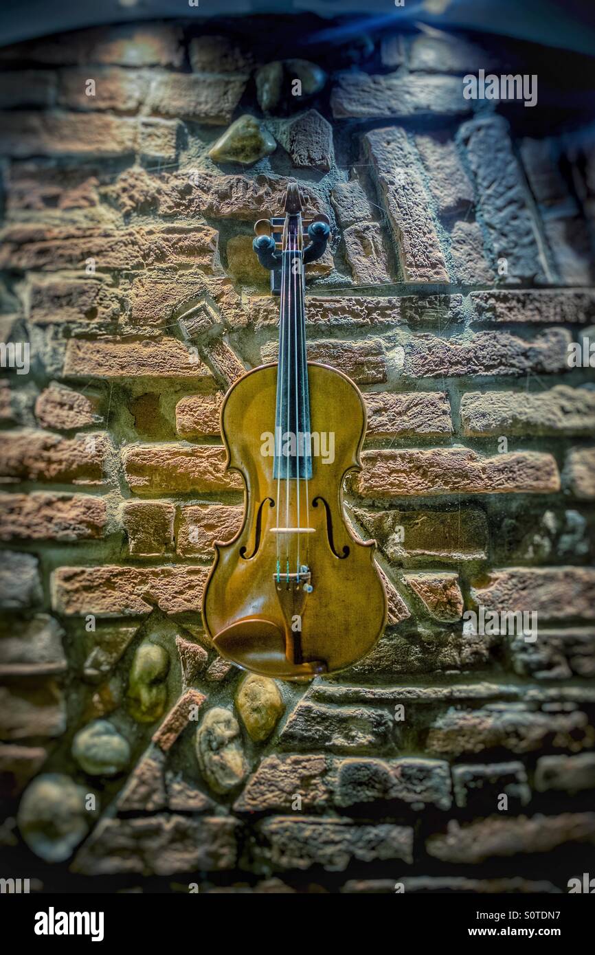 Violon maestro Vladimiro Cubanzi cremonese un luthier contemporain - Image de stock capturée avec un smartphone