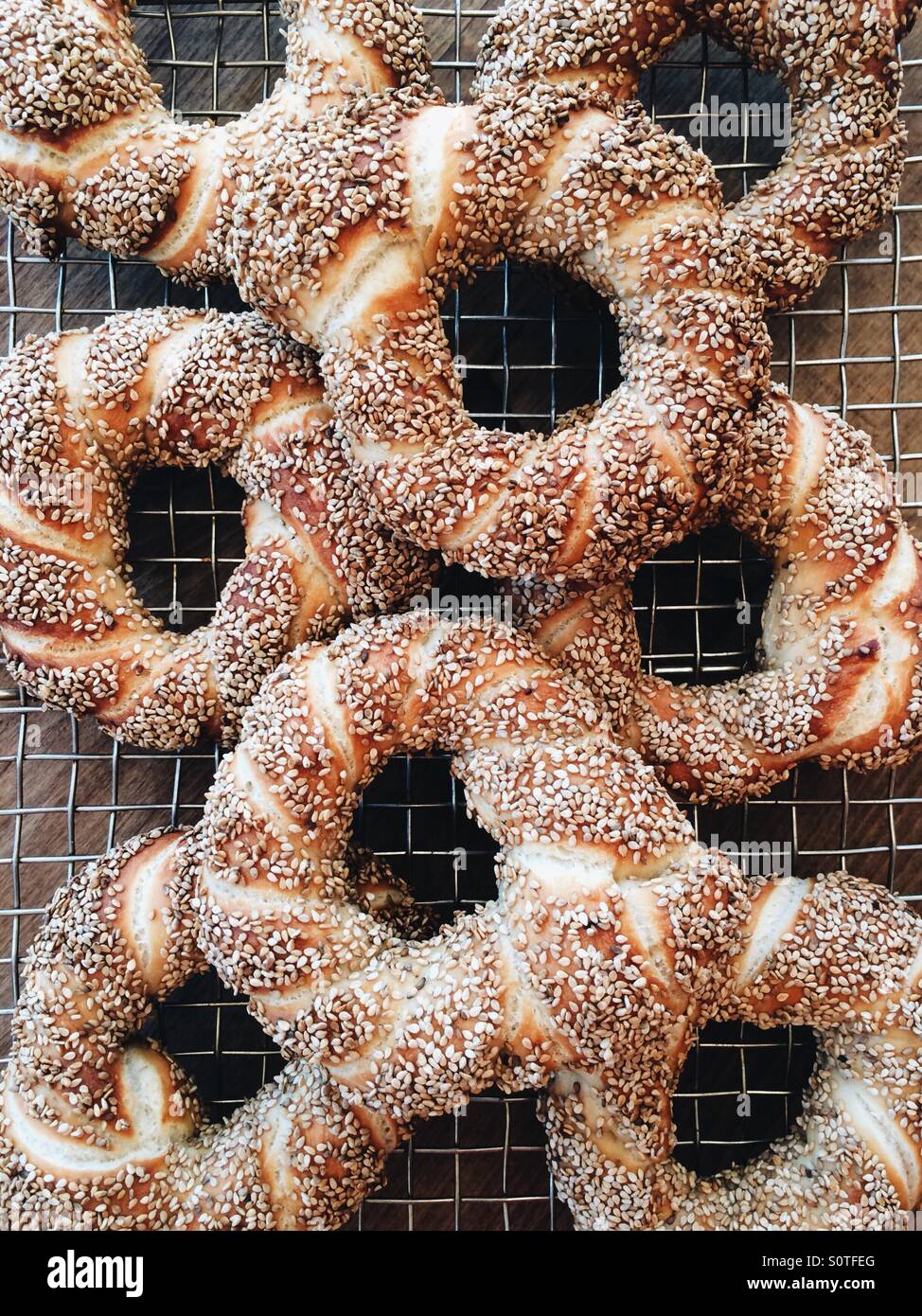 Simit turc fraîchement cuits sur une grille de refroidissement. Banque D'Images