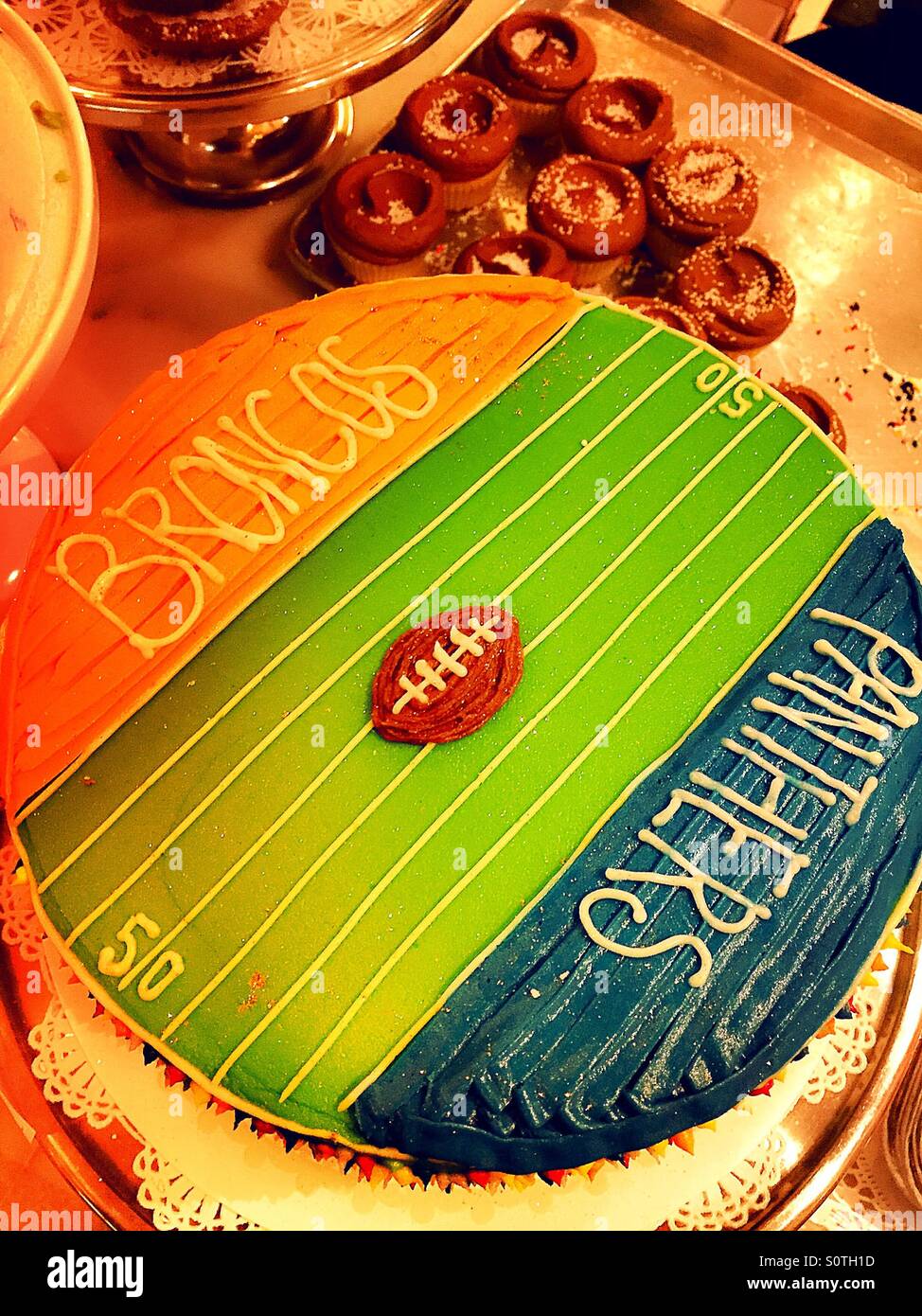 Super Bowl 50 gâteau avec les couleurs des équipes et Broncos Panthers Banque D'Images