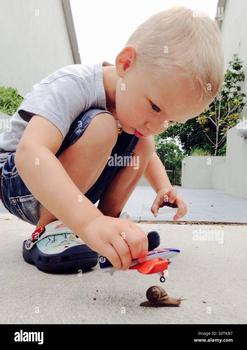 Petit Garçon jouant avec des jouets Banque D'Images