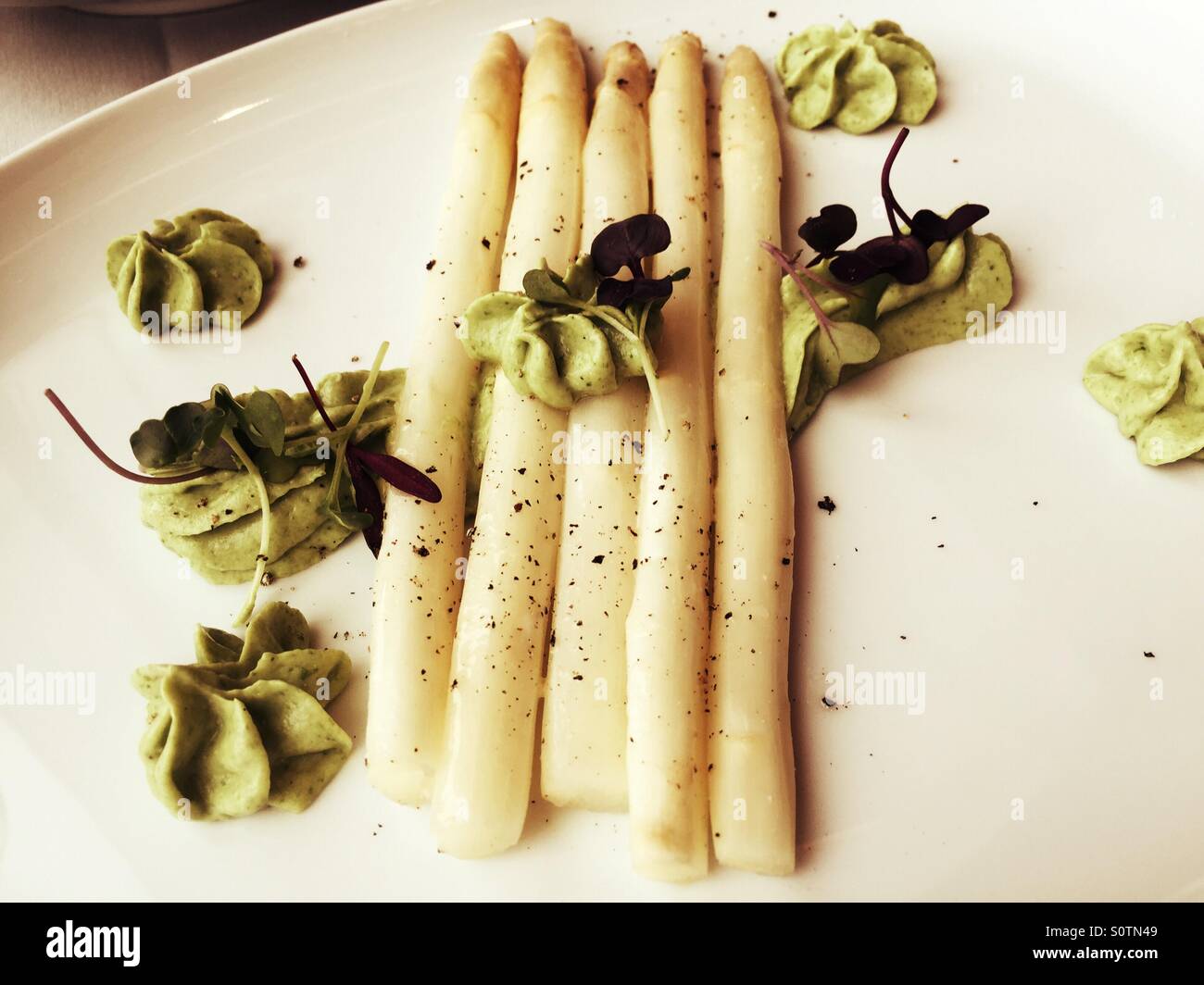 Hors-d'asperges blanches avec de l'avocat mousse, NYC - Image de stock capturée avec un smartphone