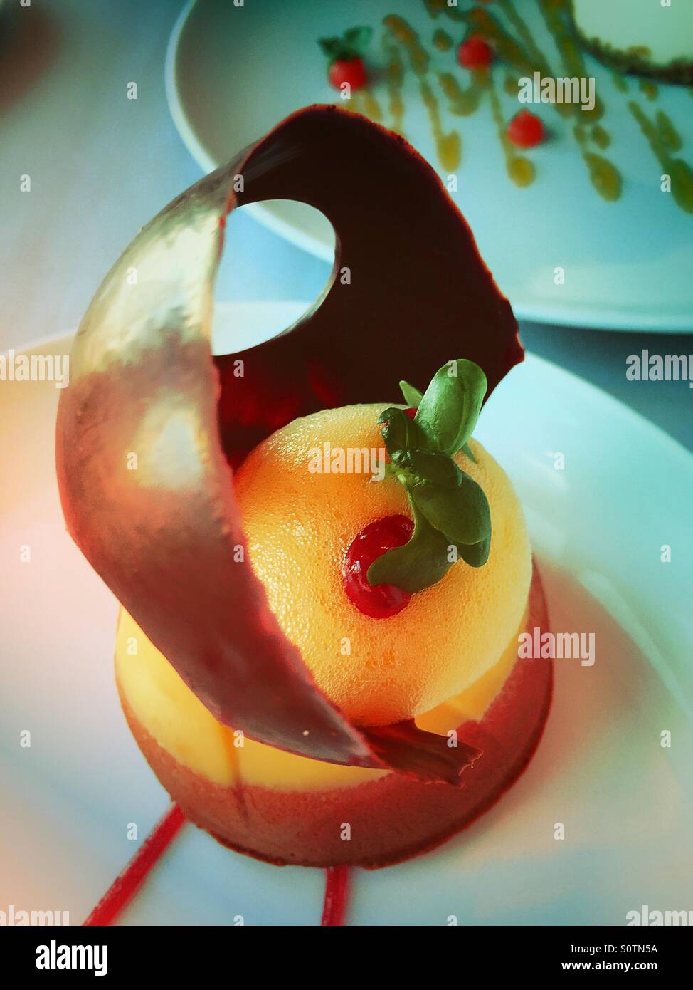 La mandarine mousse au chocolat avec coulis de framboise Desert au restaurant Banque D'Images