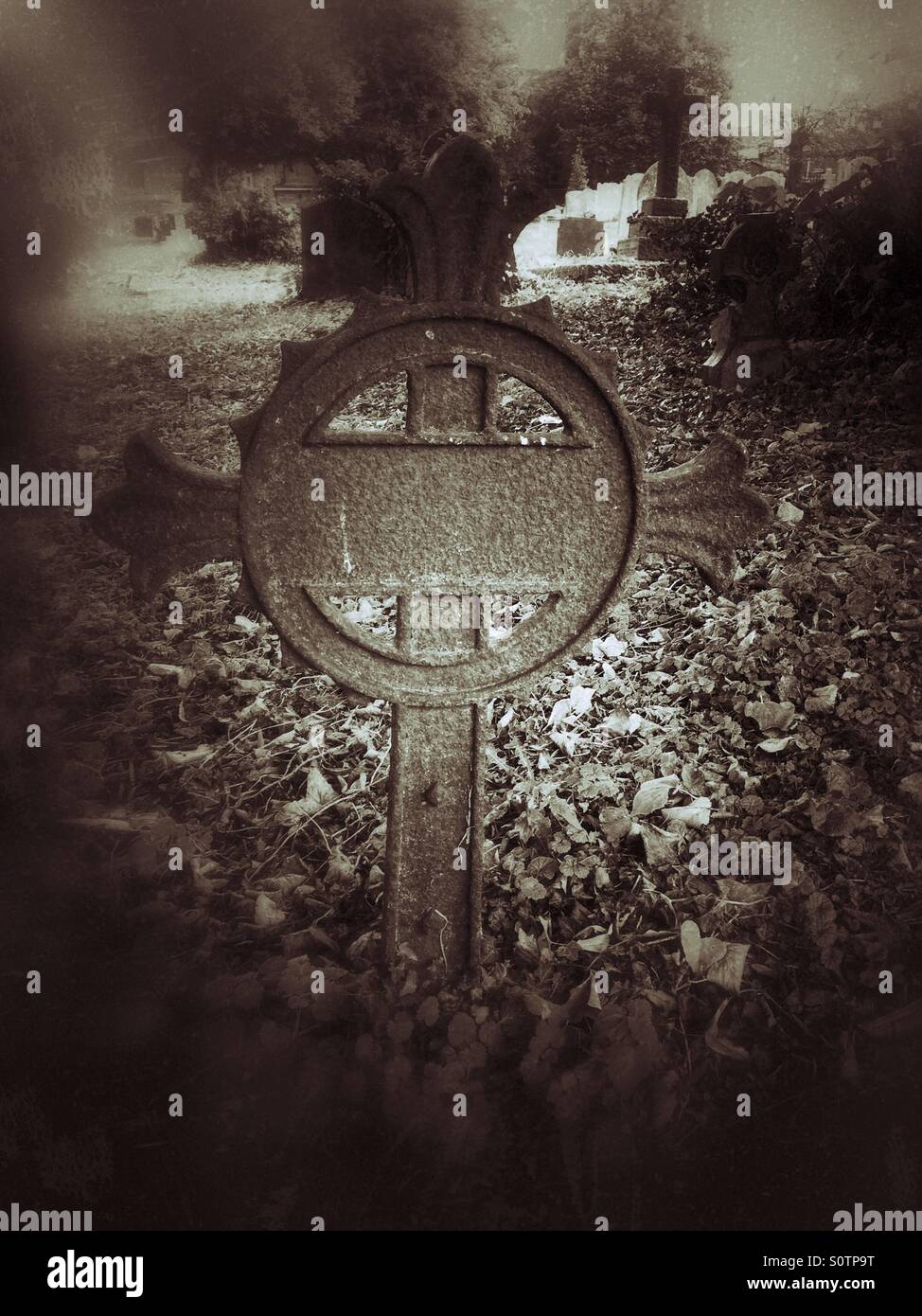 Pierre tombale de fonte dans un cimetière - Image de stock capturée avec un smartphone
