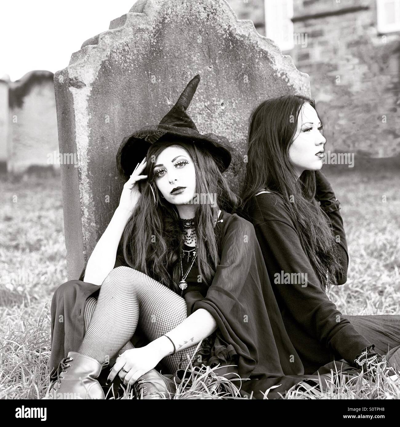 Deux filles habillés en costume pour le week-end goth Whitby Banque D'Images