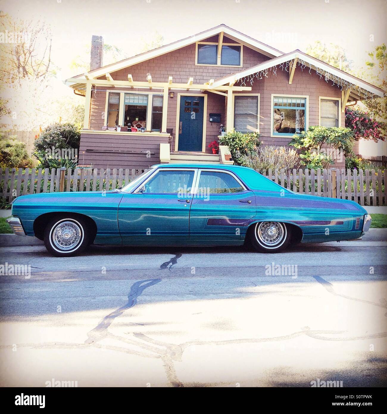 Low rider classic voiture bleue - Image de stock capturée avec un smartphone