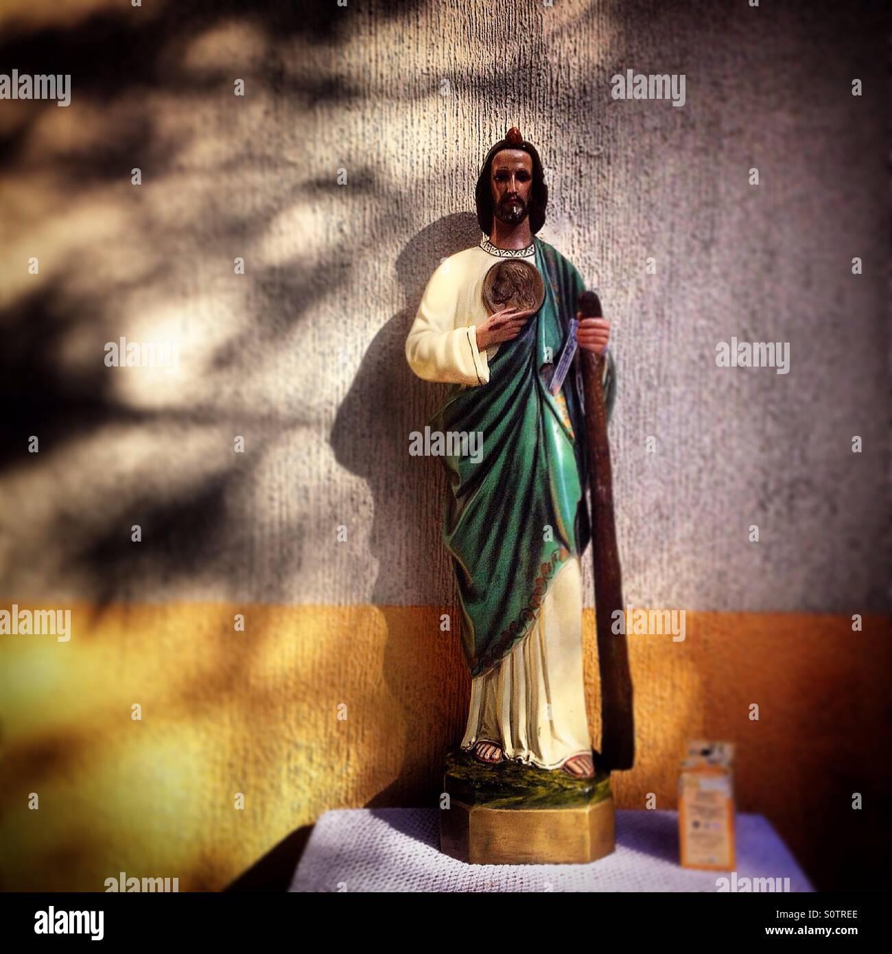 Une sculpture de Saint Jude Thaddée décore une rue à Colonia Roma, Mexico, Mexique Banque D'Images Une sculpture de Saint Jude Thaddée décore une rue à Colonia Roma, Mexico, Mexique Banque D'Images