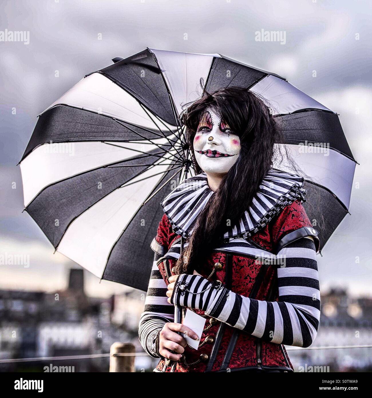 Fille habillé en clown effrayant pour le Festival Goth Whitby Banque D'Images